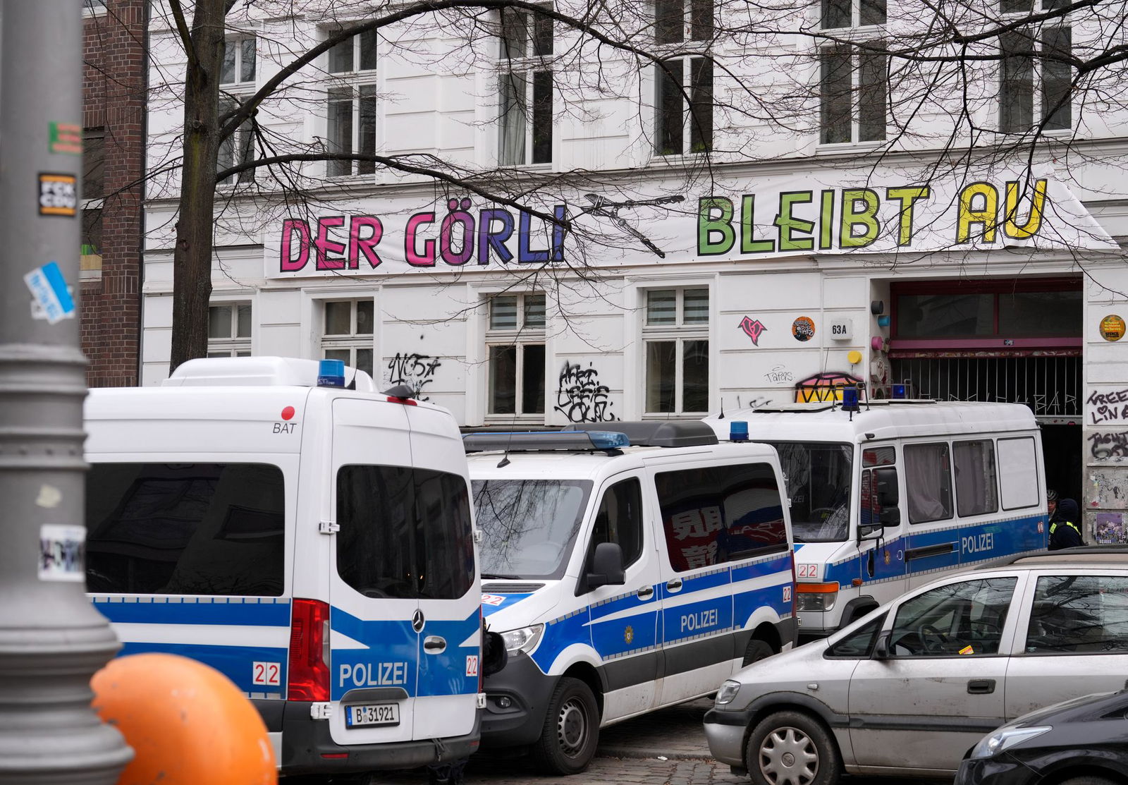 Ein halbes Jahr nach dem Anschlag auf Stromleitungen zum Berliner Techpark Adlershof gibt es eine Razzia in mehreren Bundesländern.