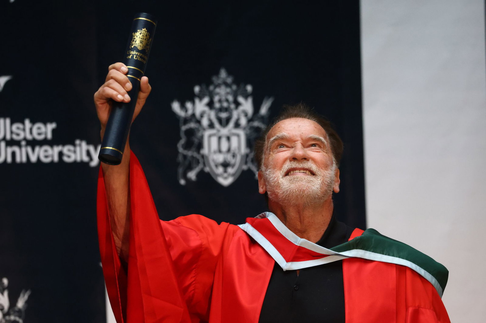 Arnold Schwarzenegger wurde an der nordirischen Ulster Universität geehrt. 