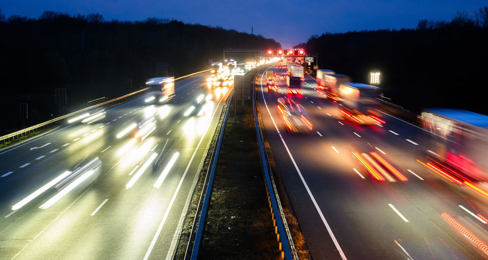 Wer etwa zu schnell fährt, riskiert einen Eintrag in Flensburg. (Symbolbild)