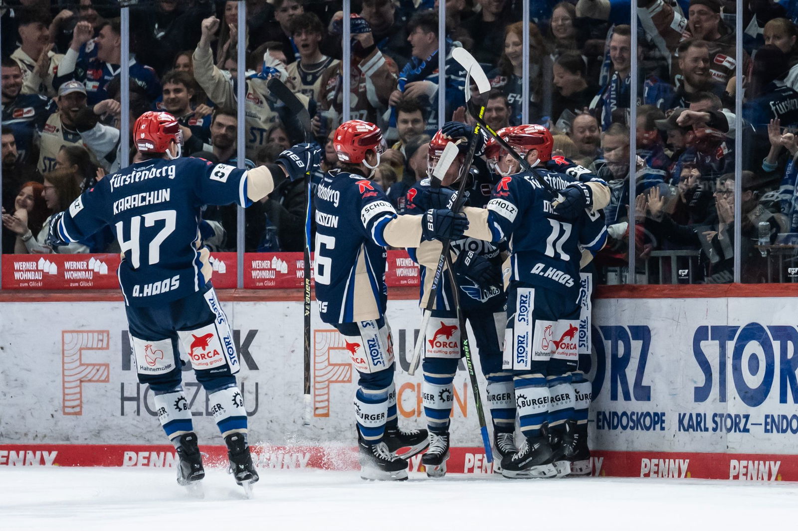 Die Schwenninger Wild Wings jubeln über den Sieg im zweiten Match der Pre-Playoffs.