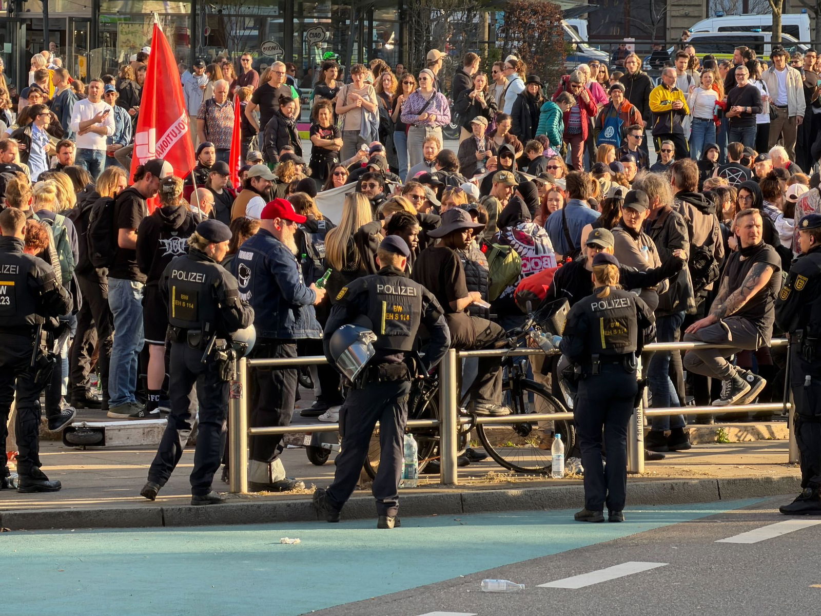 Mit einer Gegendemonstration wollten linke Demonstranten nach eigenen Angaben ein Zeichen für eine offene Gesellschaft in Stuttgart setzen. 