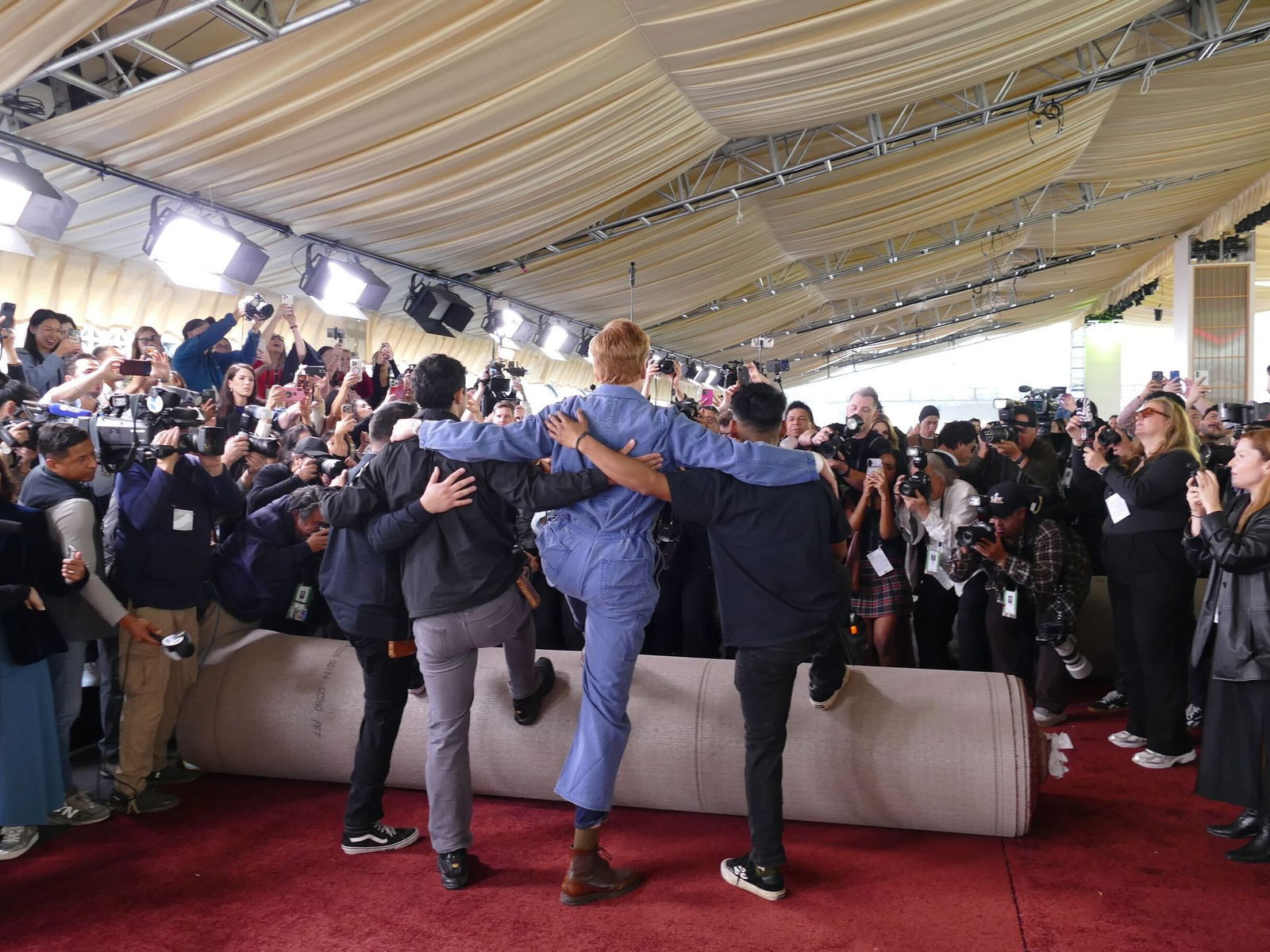 Hunderte Fotografen und Kameraleute sind beim Roll Out dabei.