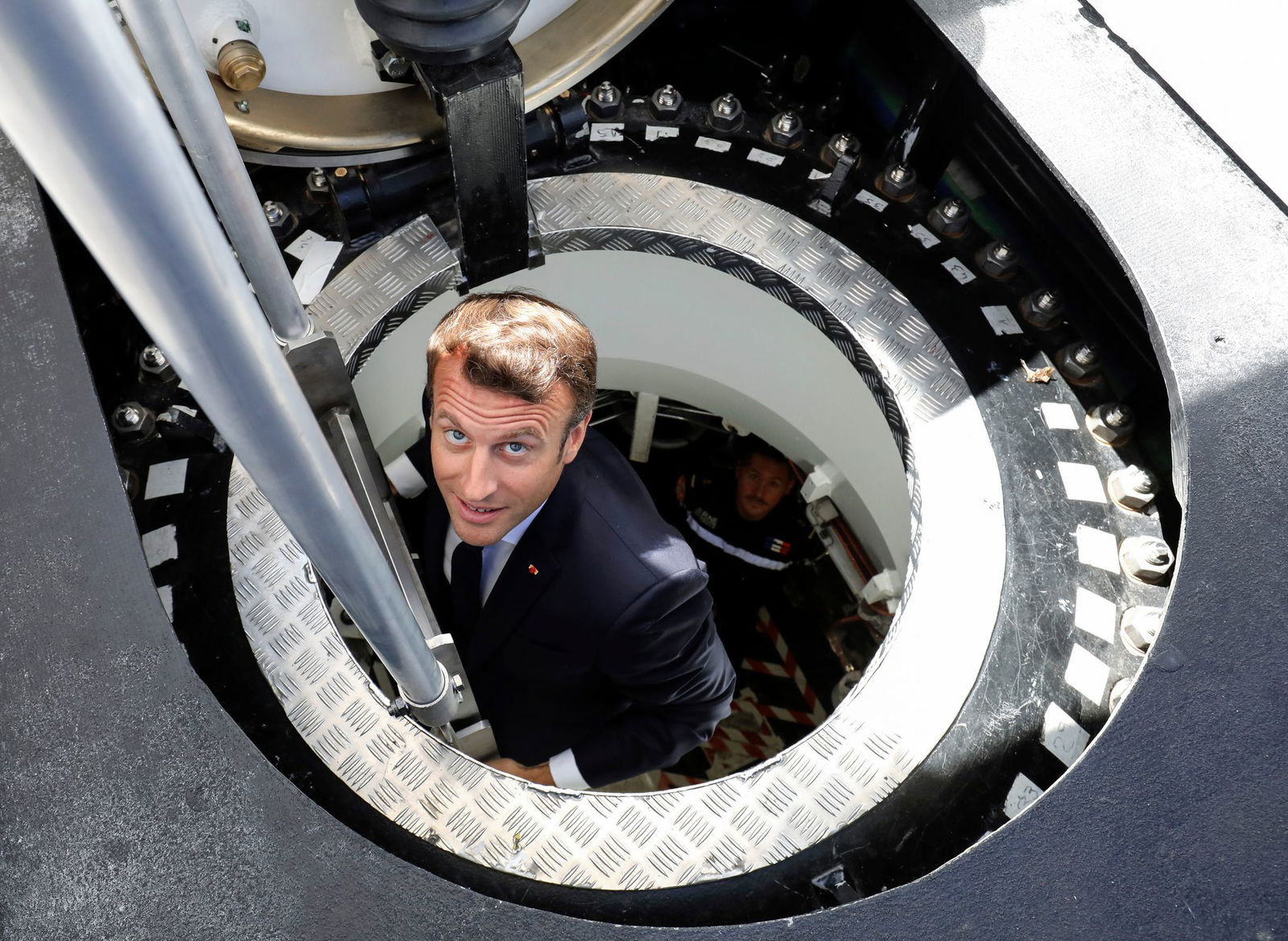 Frankreichs Präsident Emmanuel Macron steigt aus dem französischen Atom-U-Boot "Suffren". (Archivbild)
