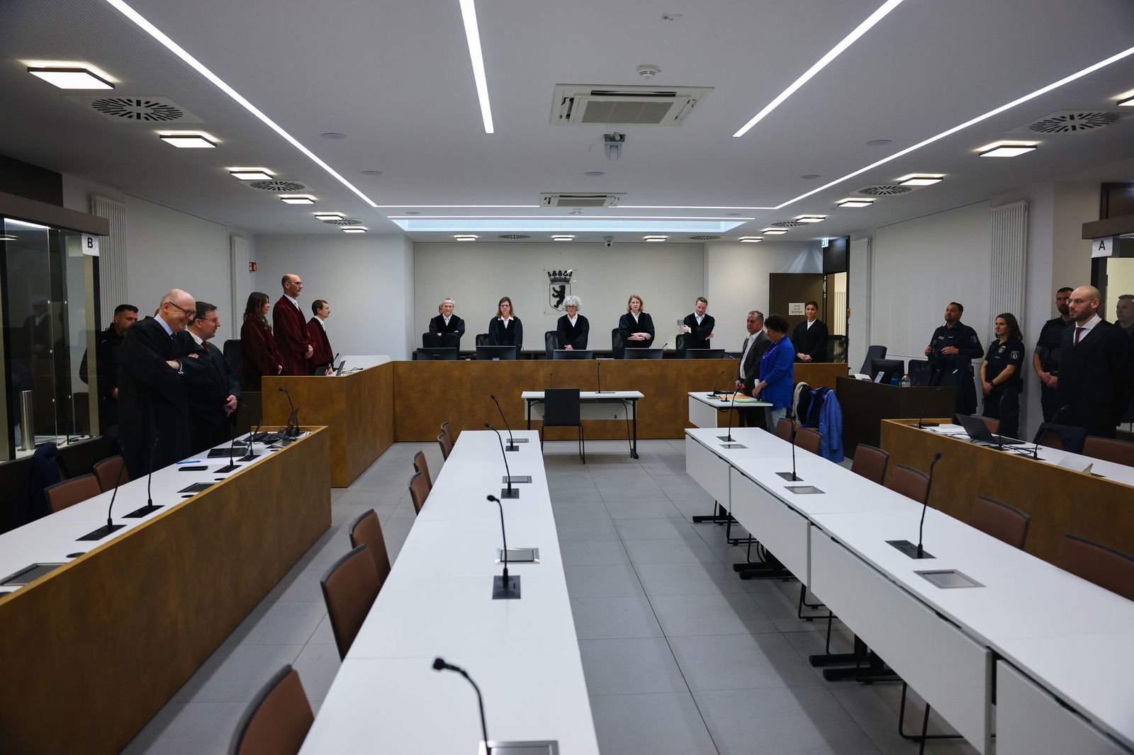 Laut Anklage sollen die 36- bis 58-Jährigen als sogenannte Auslandsoperateure für Waffendepots in mehreren europäischen Staaten zuständig gewesen sein, die für Anschläge genutzt werden sollten. (Archivbild)