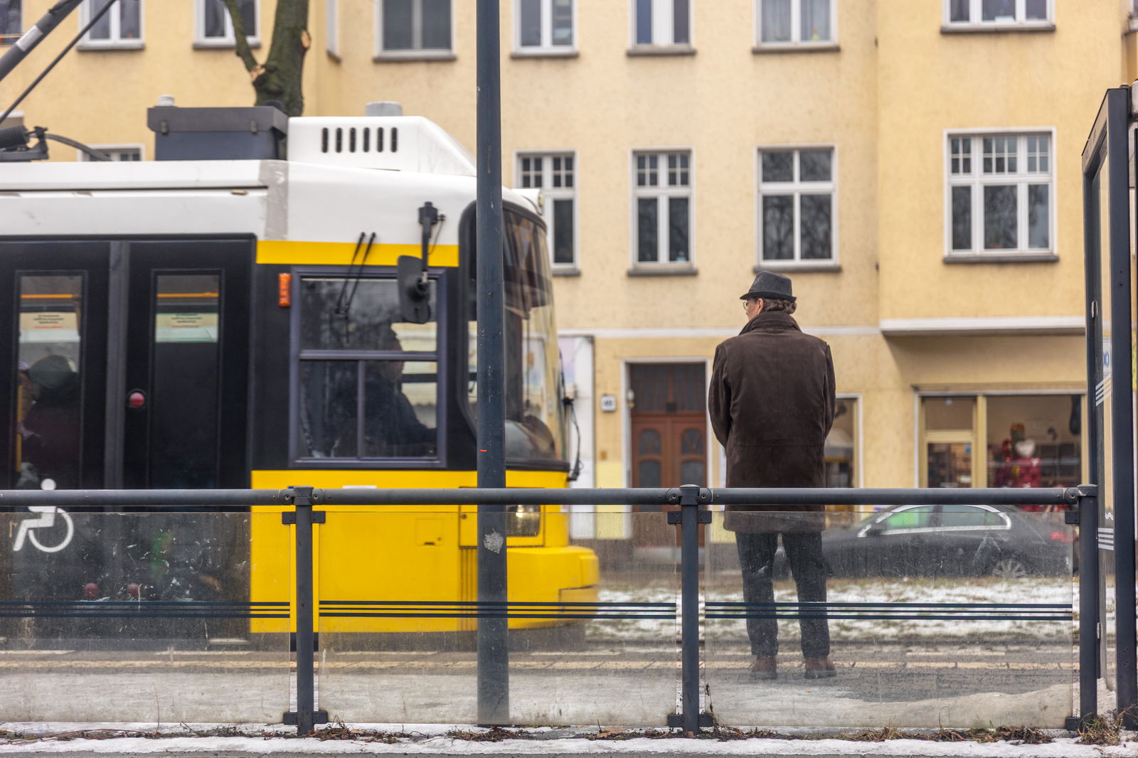 Wartende Person vor Straßenbahn