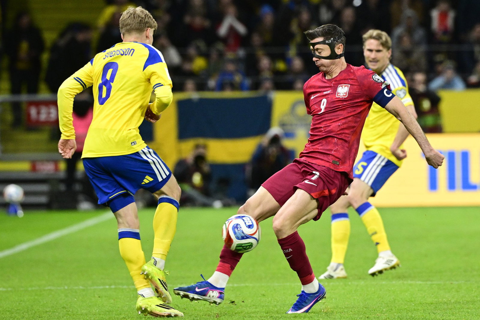 Lewandowski spielte in Stockholm mit Gesichtsmaske.