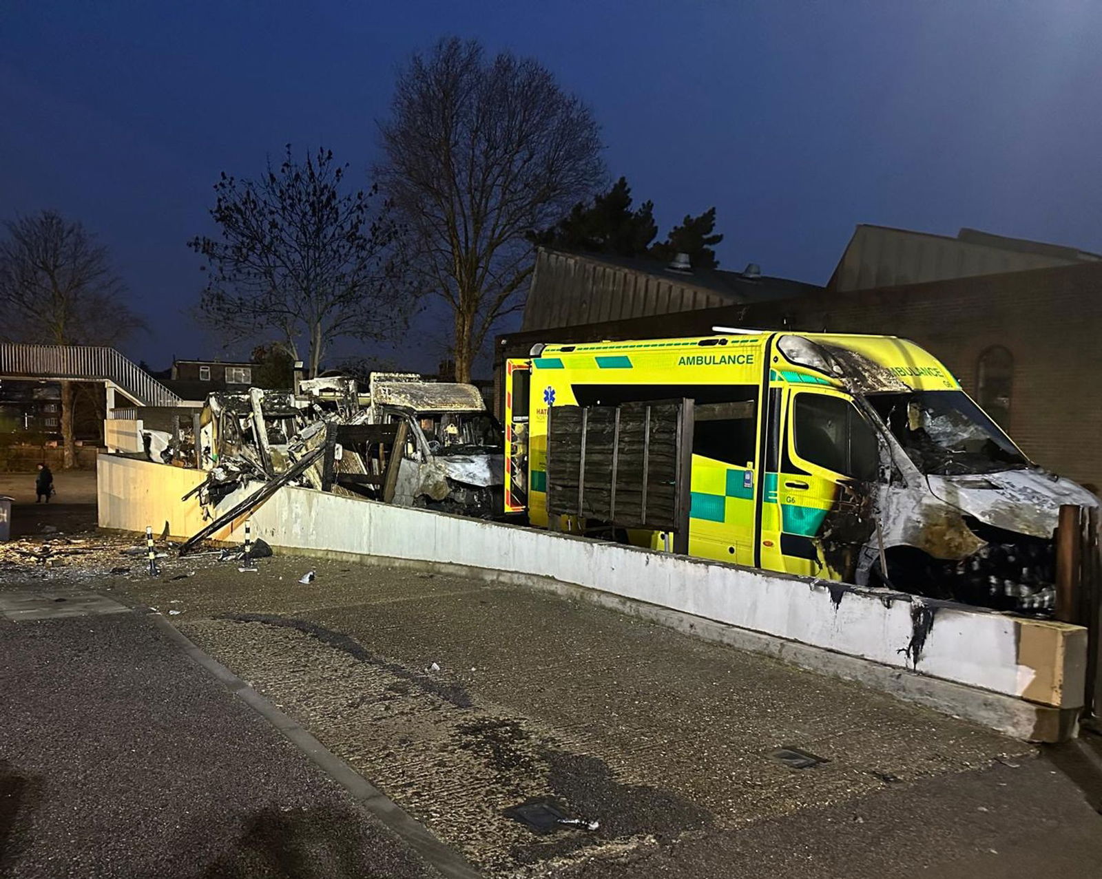 Ein Brandanschlag auf den Rettungsdienst einer jüdischen Gemeinde versetzte London in einen Schockzustand.