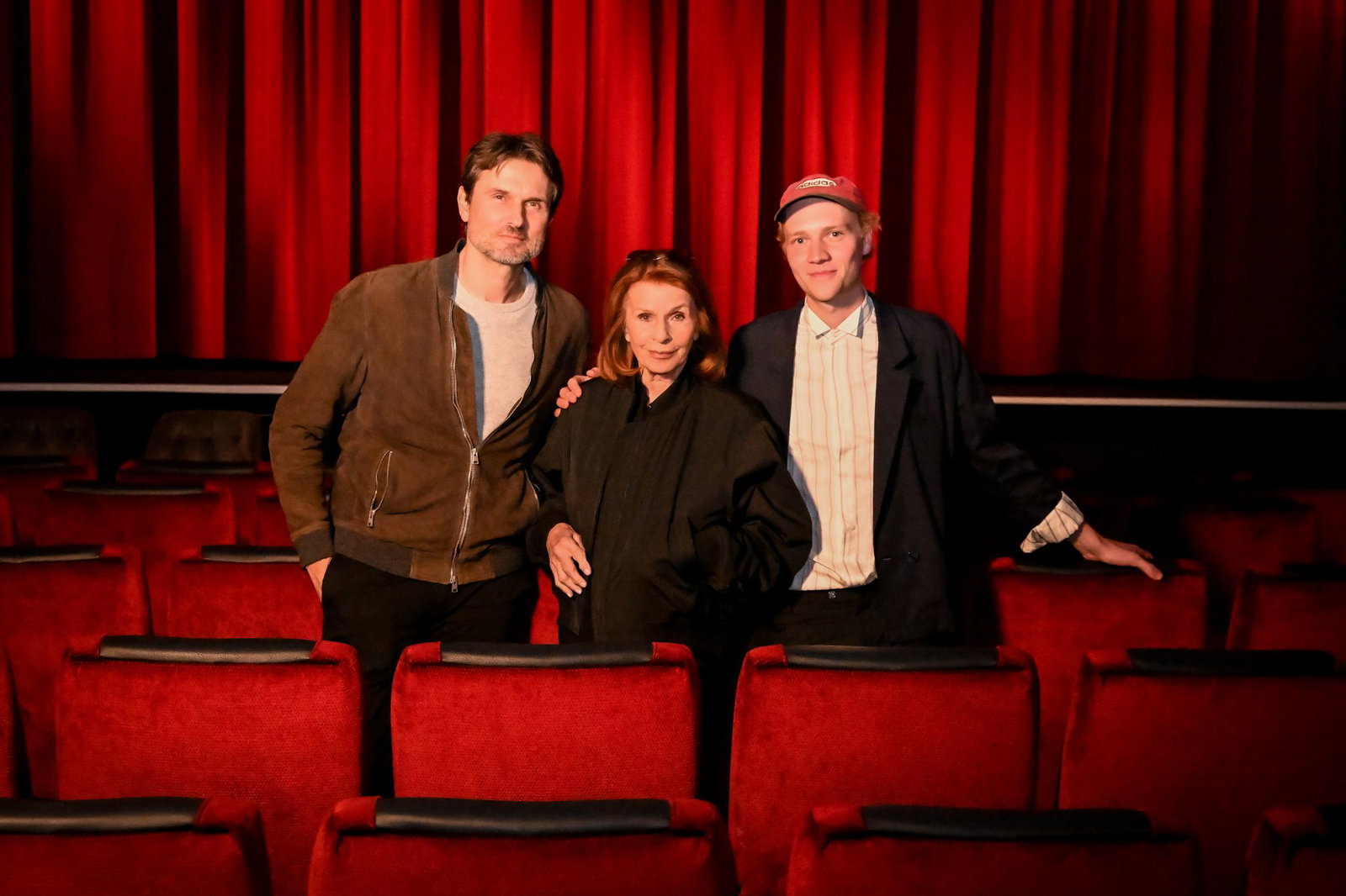 Senta Berger (M) macht Urlaub von der Reha - im Kino mit ihrem Sohn Simon Verhoeven (l) und dem Schauspieler Bruno Alexander (r). 