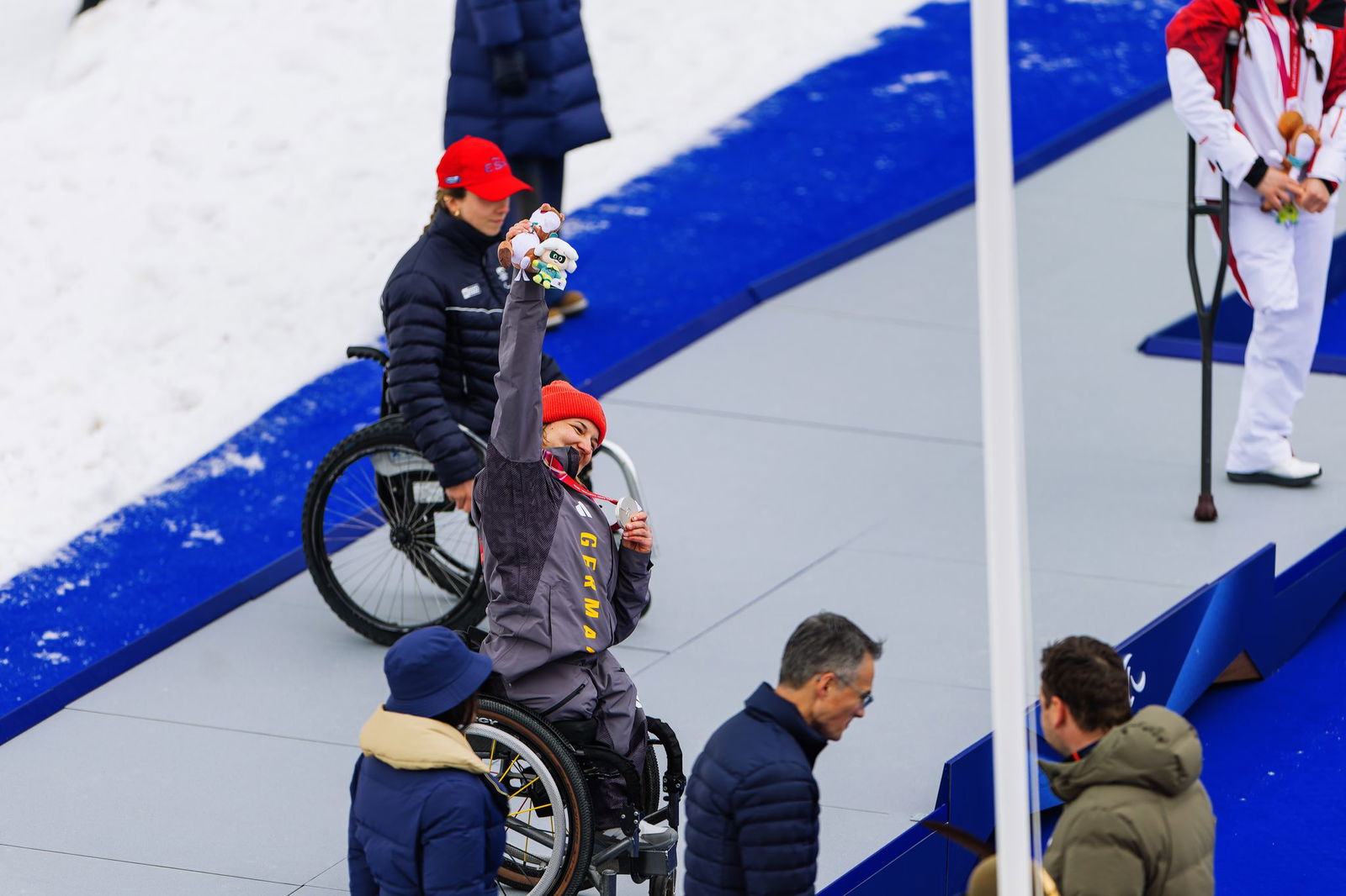 Anna-Lena Forster jubelt über ihre Silbermedaille.