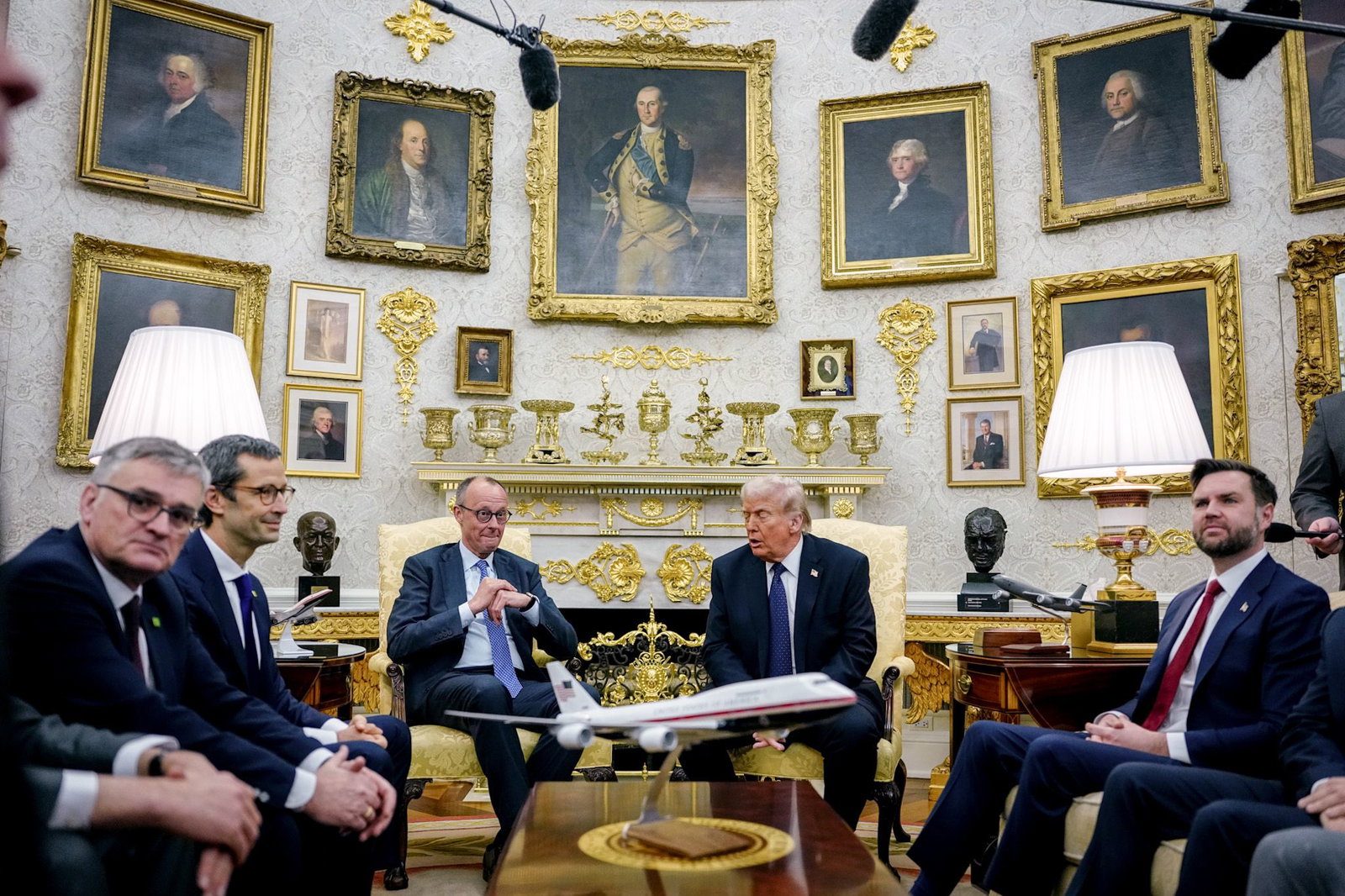 Auch Vizepräsident JD Vance war im Oval Office wieder dabei.