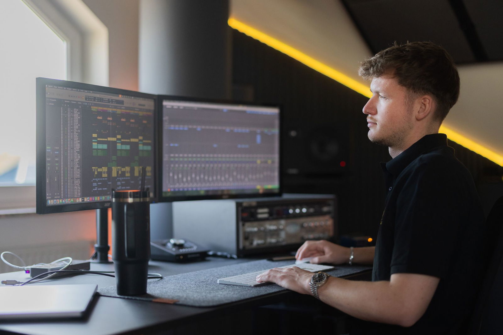 Still am Schreibtisch statt laut auf der Bühne: Julian Sommer bei der Arbeit.