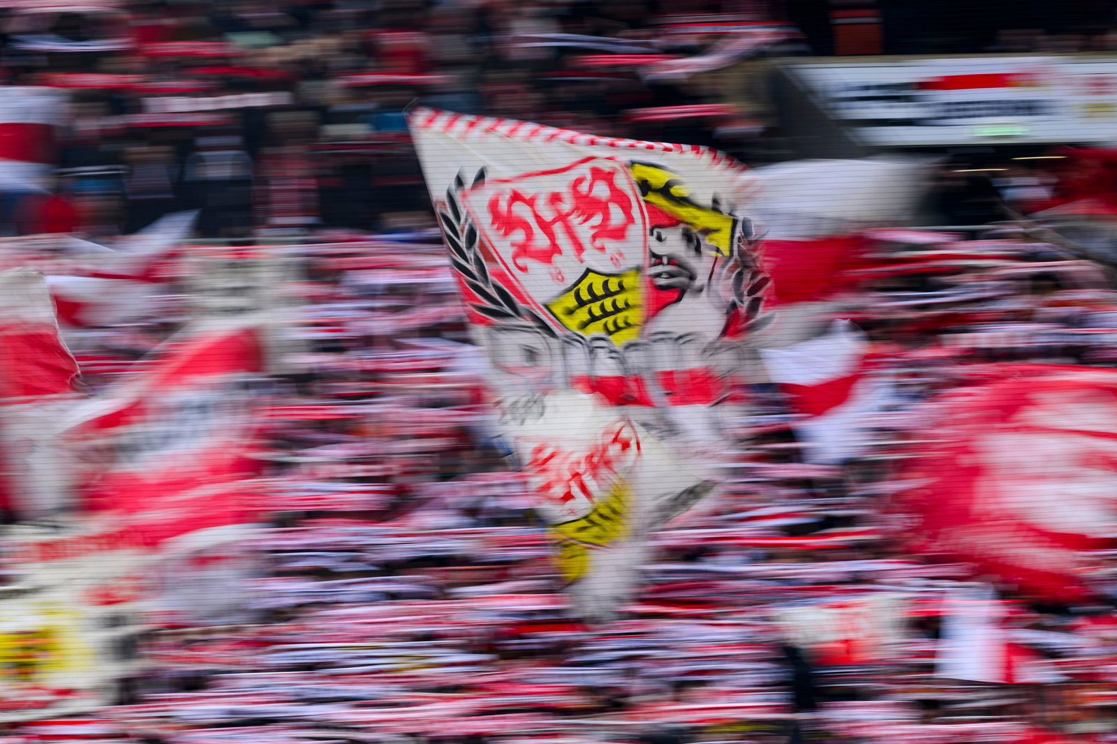 Nach einem Angriff auf gegnerische Fans gab es Hausdurchsuchungen bei VfB-Ultras. (Symbolbild)