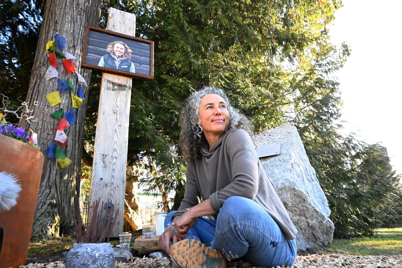 Laura Dahlmeiers Mutter hat mit Angehörigen den Gedenkort im Park gestaltet. 