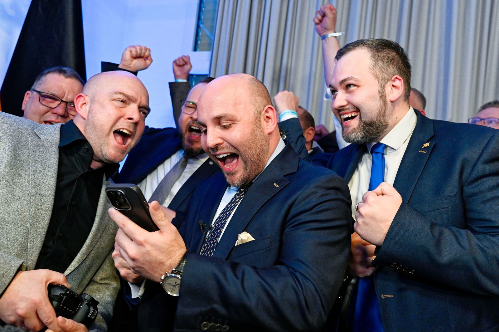 AfD-Spitzenkandidat Markus Frohnmaier freut sich über die ersten Zahlen zum Wahlergebnis. 