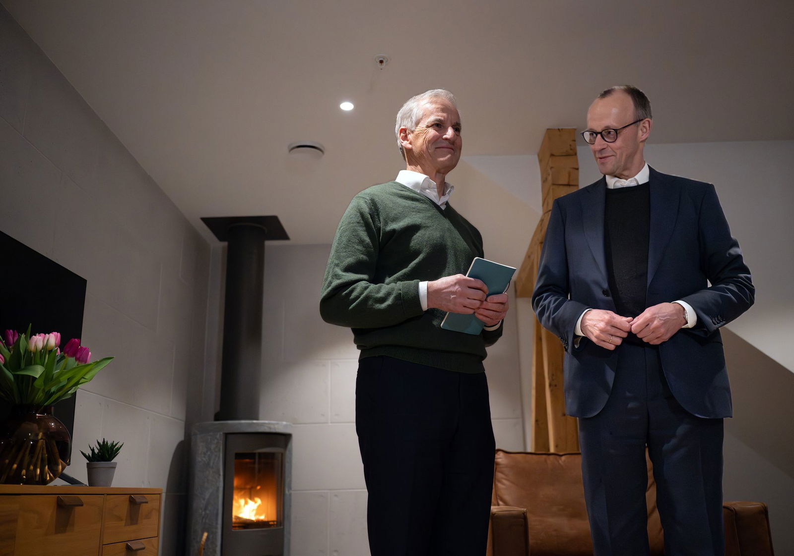 Merz will am Nachmittag mit einem Militärtransporter vom Typ A400M zum Militärstützpunkt Bardufoss fliegen und sich mit Støre ein Bild von der Übung Cold Response machen. 