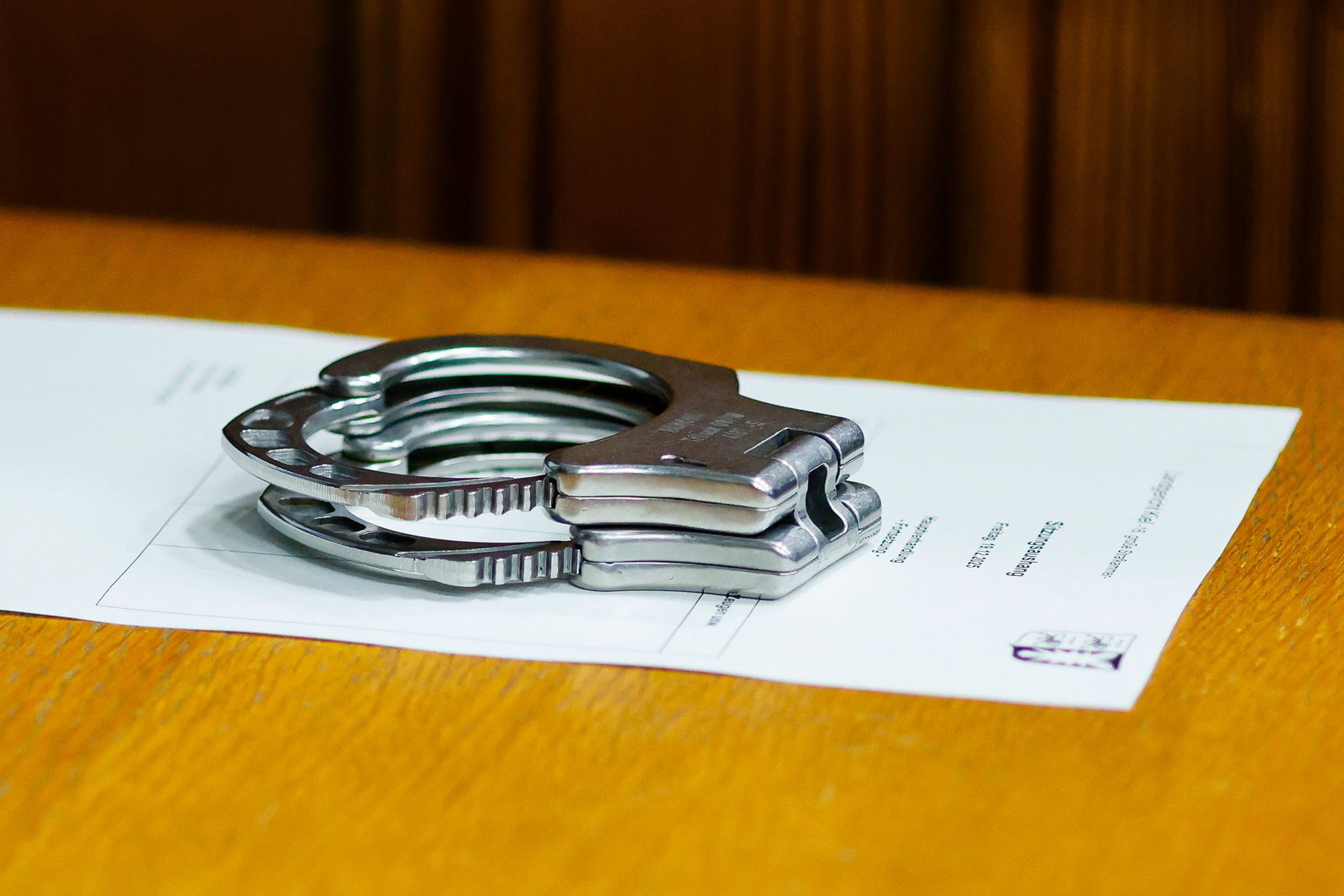 Ein junger Mann wird beschuldigt, eine 18-Jährige in einem Regionalzug mit einem Messer angegriffen zu haben - nun sitzt er in Untersuchungshaft. (Symbolbild)