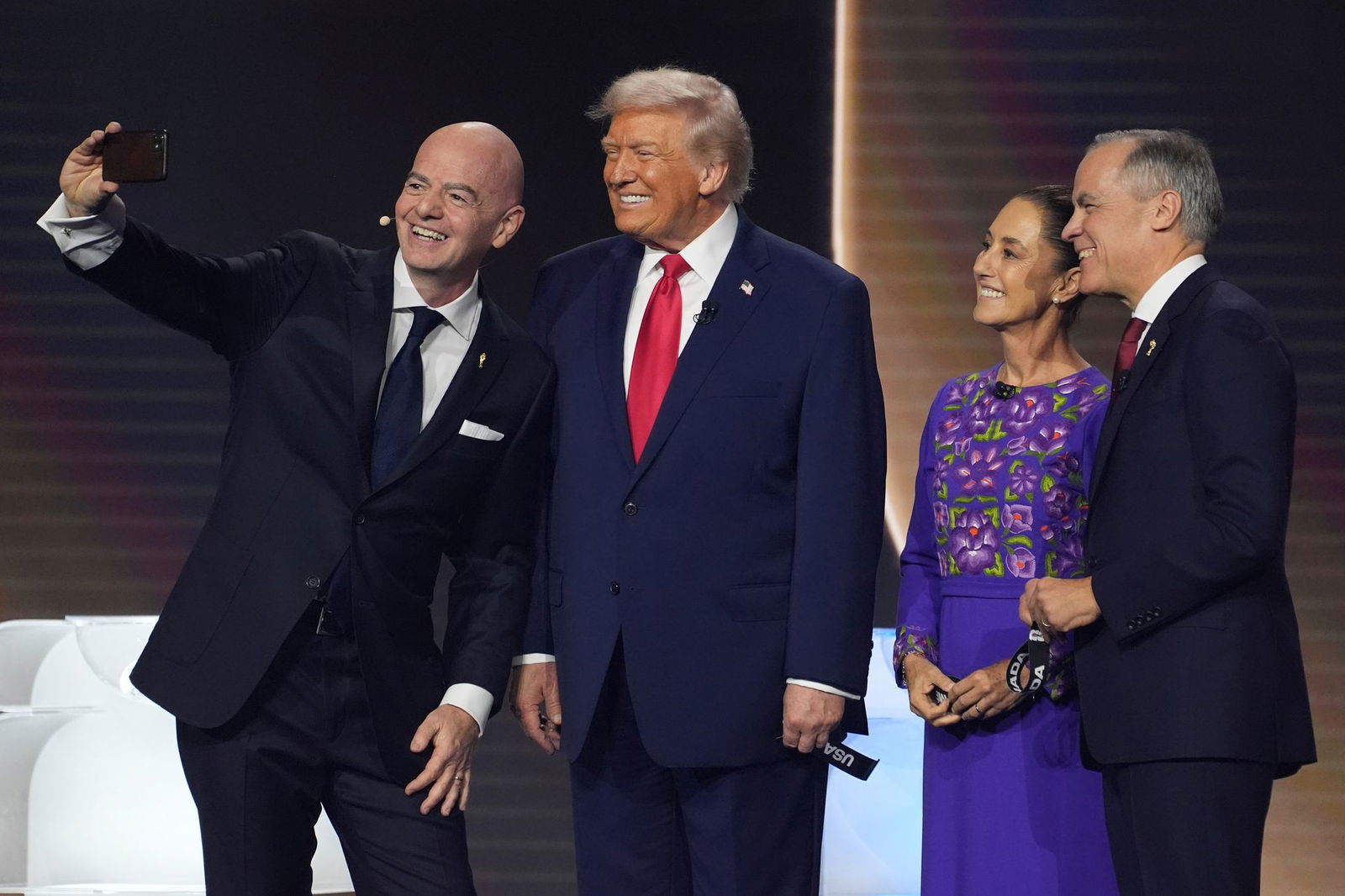 FIFA-Präsident Gianni Infantino (l-r) macht ein Selfie mit US-Präsident Donald Trump, der mexikanischen Präsidentin Claudia Sheinbaum und dem kanadischen Premierminister Mark Carney. (Archivbild)