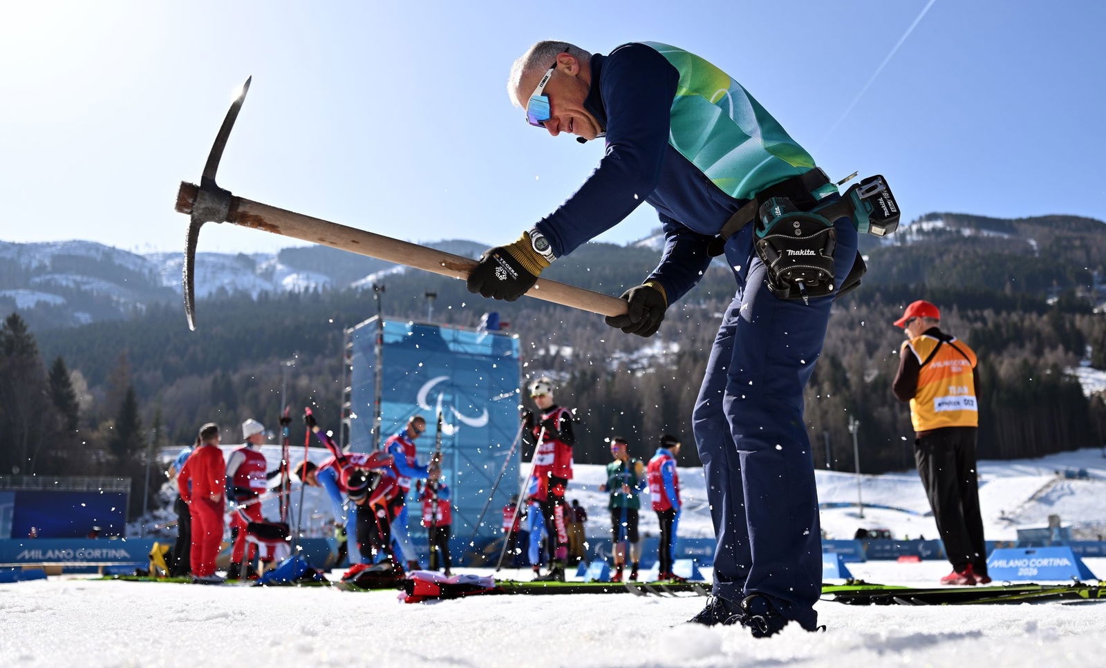 Ein Helfer präpariert die Strecke in Tesero. 