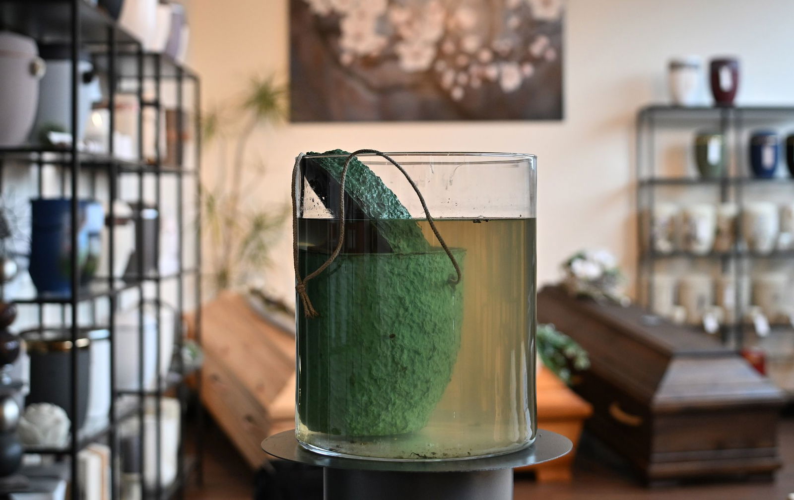 Nach fast einer Woche im Wasser ist die Urne nur weich und rissig geworden (Archivbild)