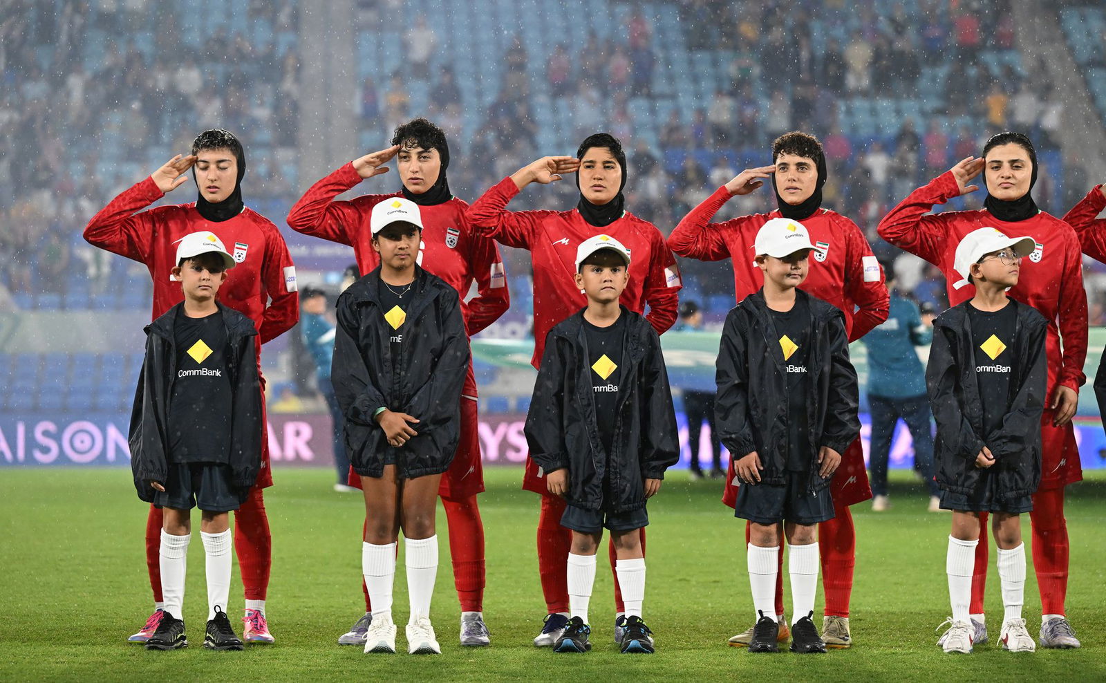 Beim dritten Gruppenspiel salutierten die iranischen Spielerinnen während der Hymne.
