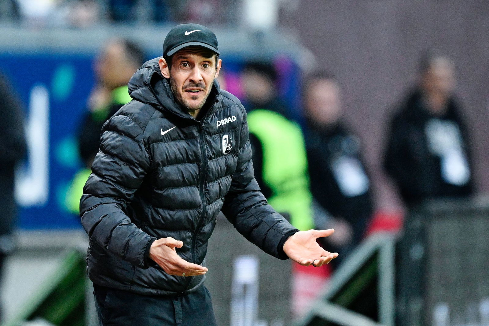 Freiburgs Coach Julian Schuster ärgerte sich über die Niederlage in Frankfurt.