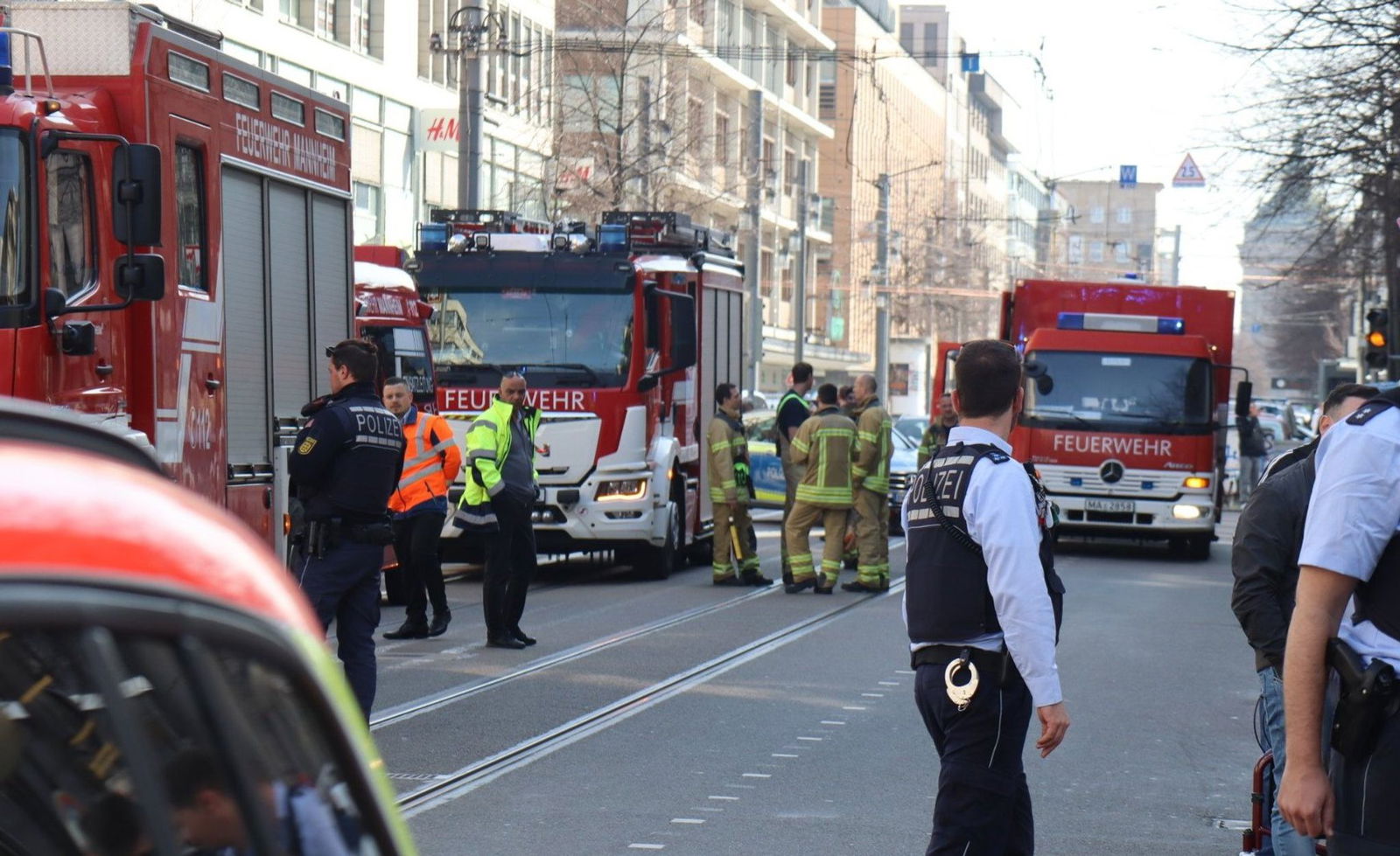 Mehrere Menschen klagten über Reizungen der Atemwege und der Augen. Die Polizei ist im Einsatz.