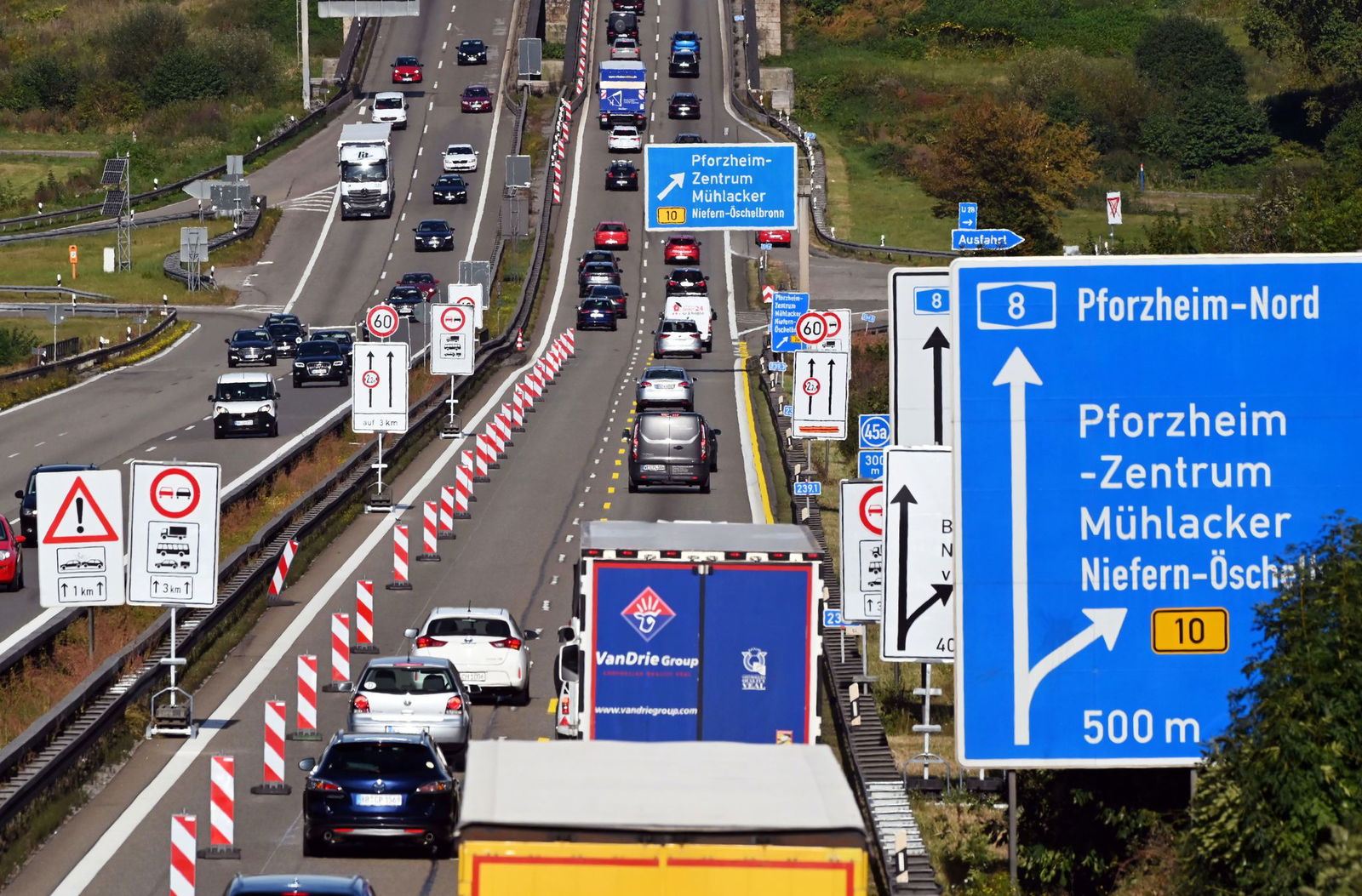 Die A8 wird aktuell ausgebaut - und es gibt immer wieder Unfälle im Bereich des neuen Lärmschutztunnels. (Symbolbild)