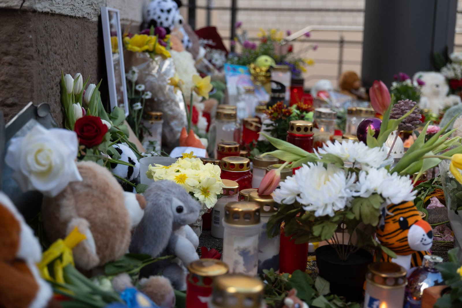 Blumen, Kerzen und Kuscheltiere liegen an der Unglücksstelle in Schramberg. Die Beerdigung von Mutter und Sohn fand in Rottweil statt. (Archivfoto)