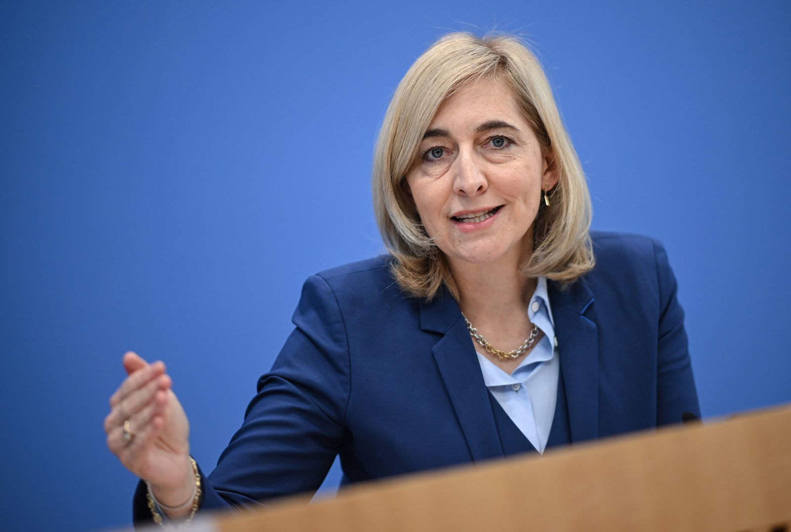 Ministerin Warken will bei Einsparungen «alle Bereiche mit ins Boot» holen.