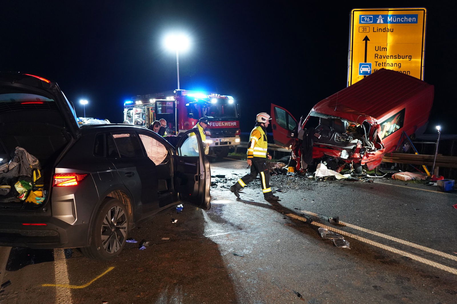 Sanitäter bringen die Verletzten in ein Krankenhaus. 