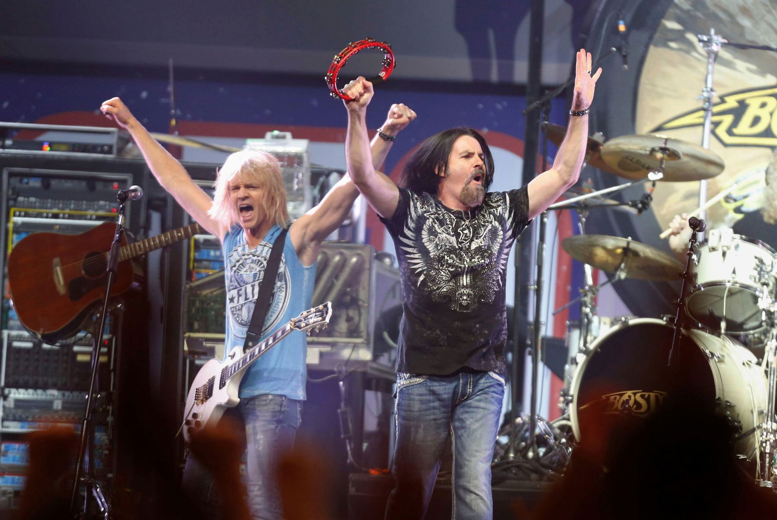 Sänger Tommy DeCarlo (rechts) im Jahr 2013 bei einem Auftritt der Gruppe Boston.