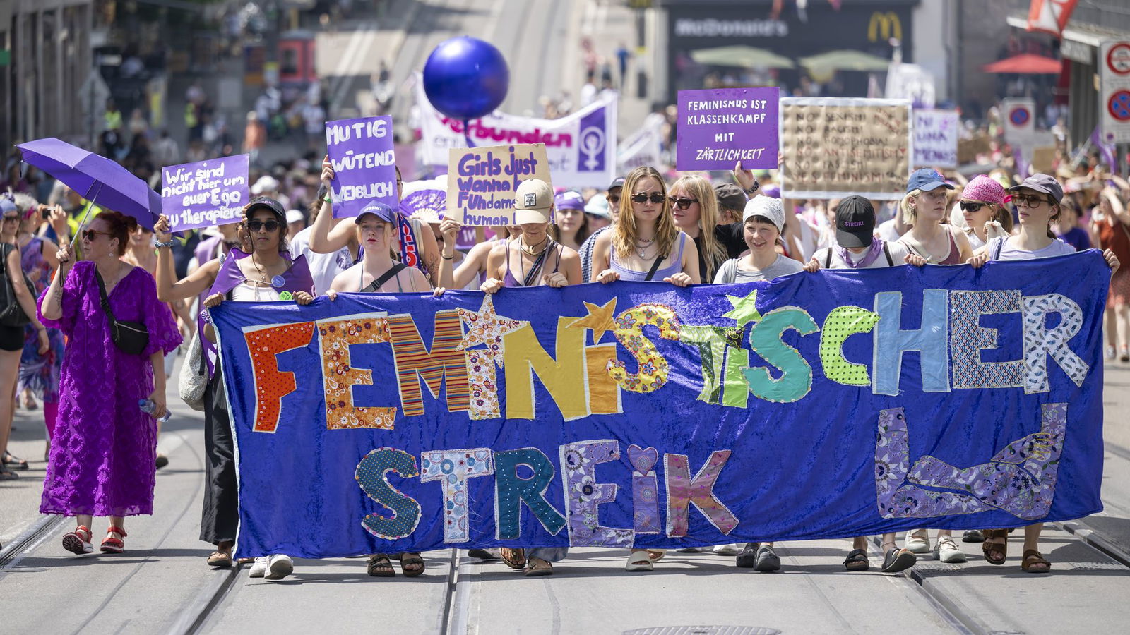 Wie hier beim Frauenstreik in der Schweiz soll es nach dem Wunsch der Organisatoren am 9. März auch auf den Straßen in Rheinland-Pfalz aussehen. (Archivbild)