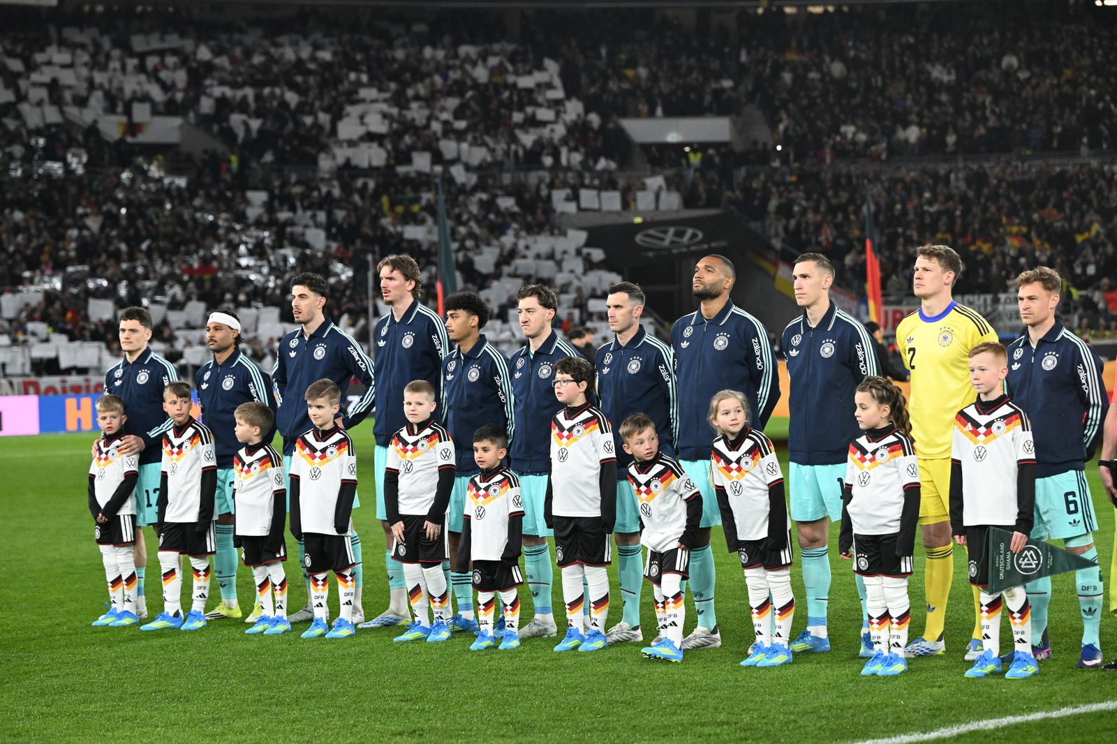 Die Fußball-Nationalmannschaft steht vor dem Spiel gegen Ghana auf dem Platz. 