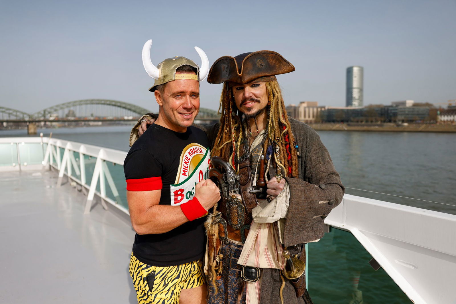 «Johnny Däpp»-Sänger und Johnny-Depp-Double schippern über den Rhein.