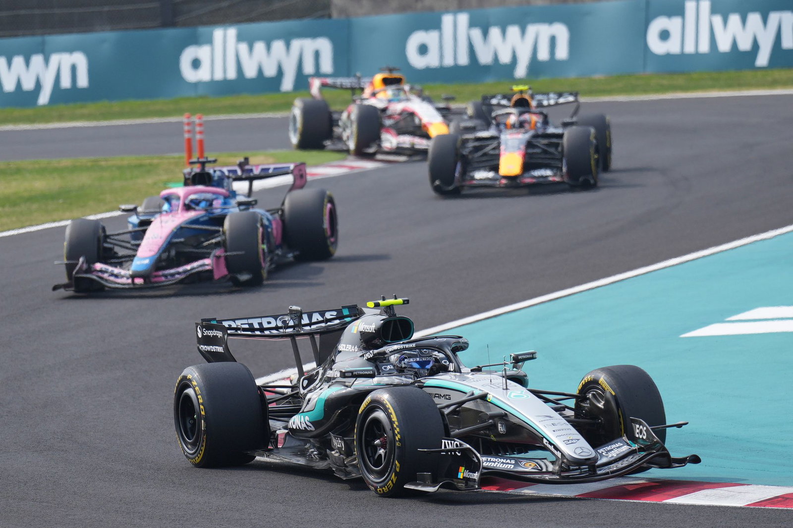 Mercedes-Pilot Kimi Antonelli (vorn) ist nach seinem Sieg in Japan neuer WM-Spitzenreiter.