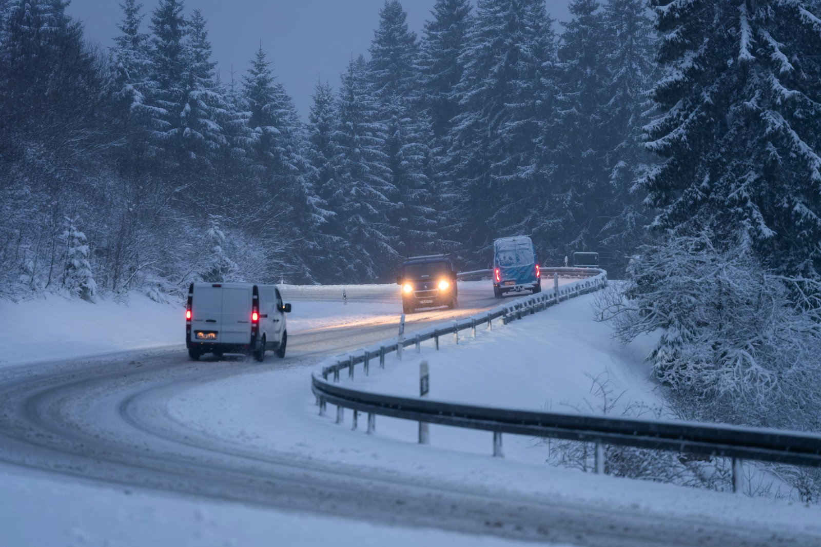 Das Winterwetter im Schwarzwald sorgt für glatte Straßen und im Schnee feststeckende Fahrzeuge.