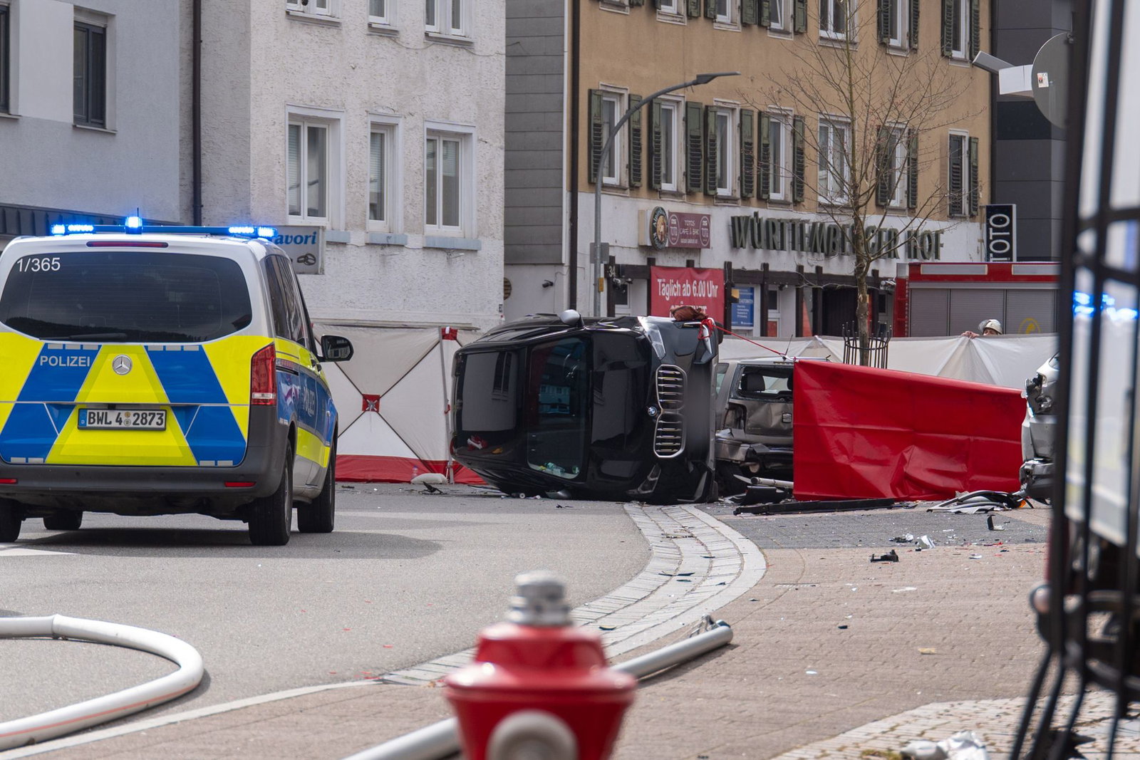 Ein Mann soll beim Unfall in seinem geparkten Auto gesessen haben. Er wurde leicht verletzt.
