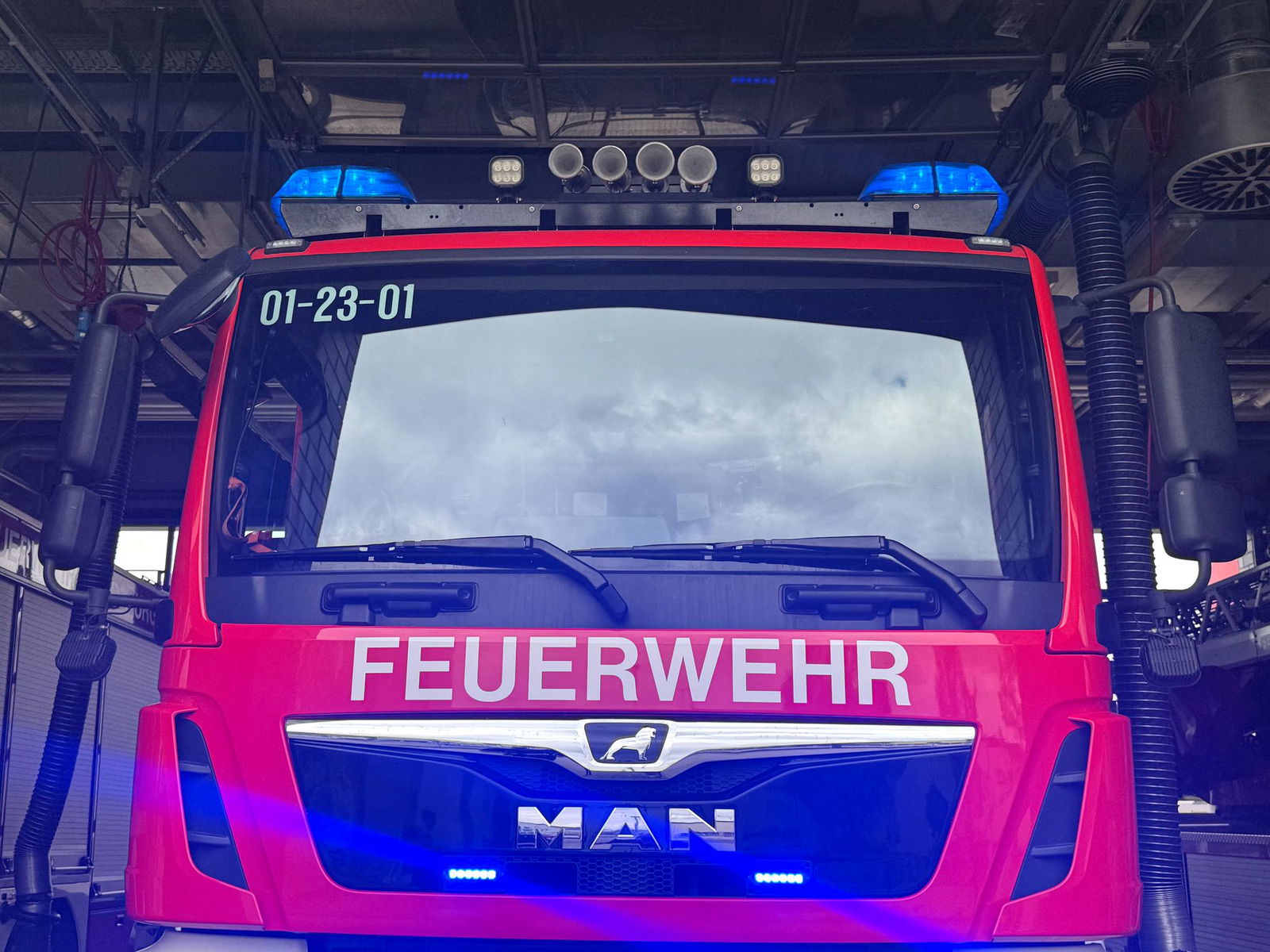 Feuerwehrleute löschen den brennenden Transporter. (Symbolbild)