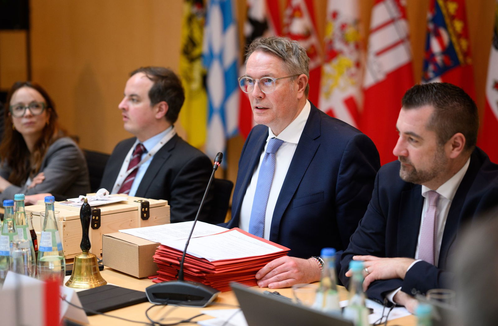 Regierungschefinnen und Regierungschefs ringen mit dem Bund um mehr Unterstützung für die Länder. 