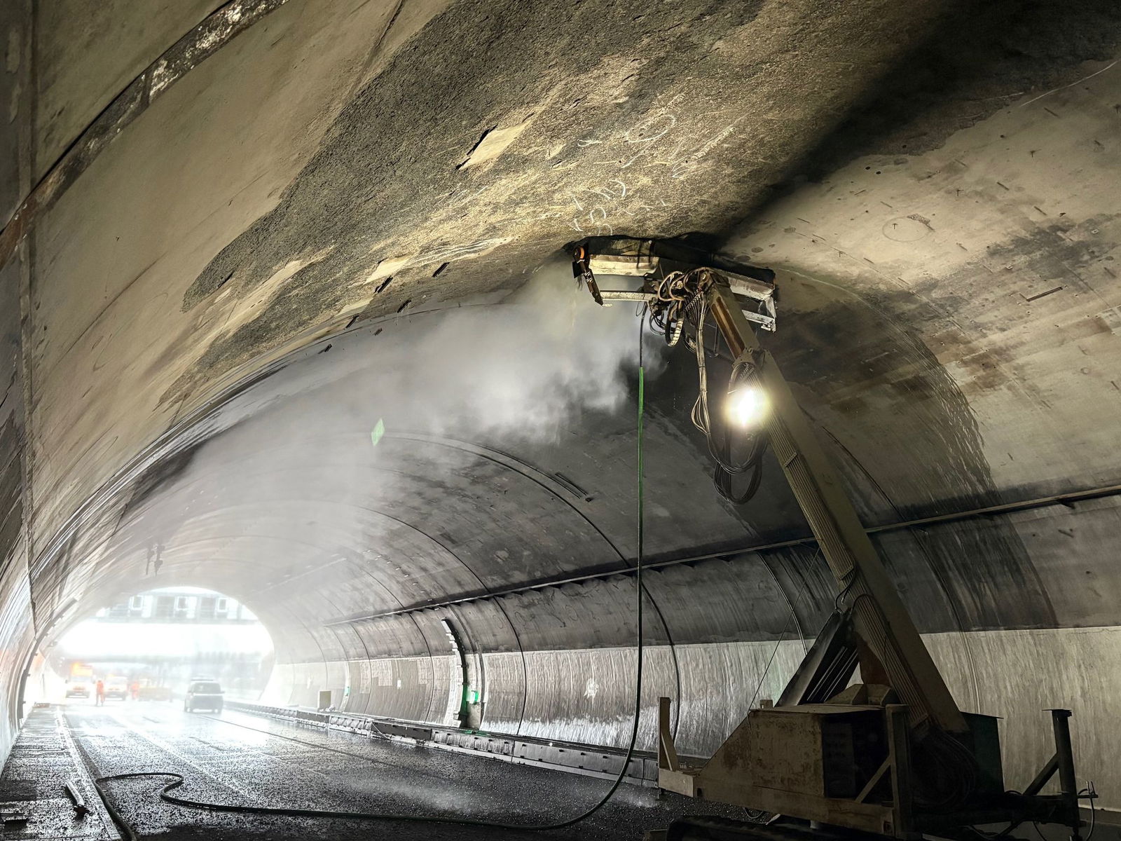 Nach dem Brand im Engelbergtunnel geht die Sanierung Schritt für Schritt weiter. 