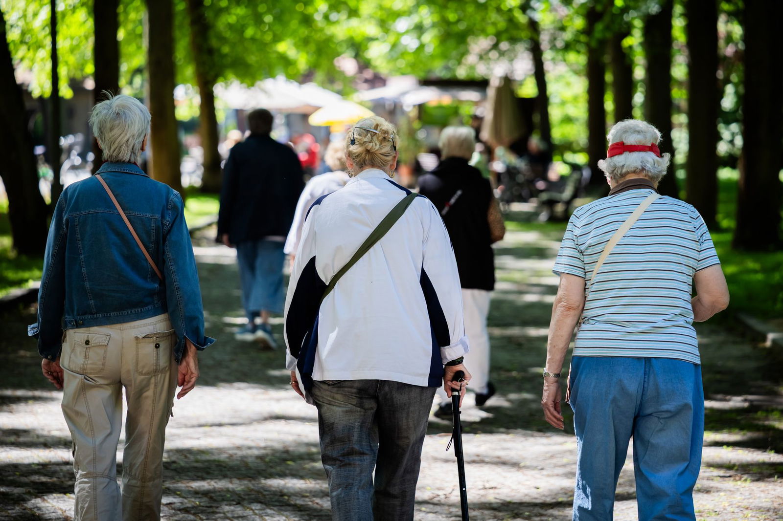 Seniorinnen und Senioren erhalten höhere Bezüge. (Symbolbild)