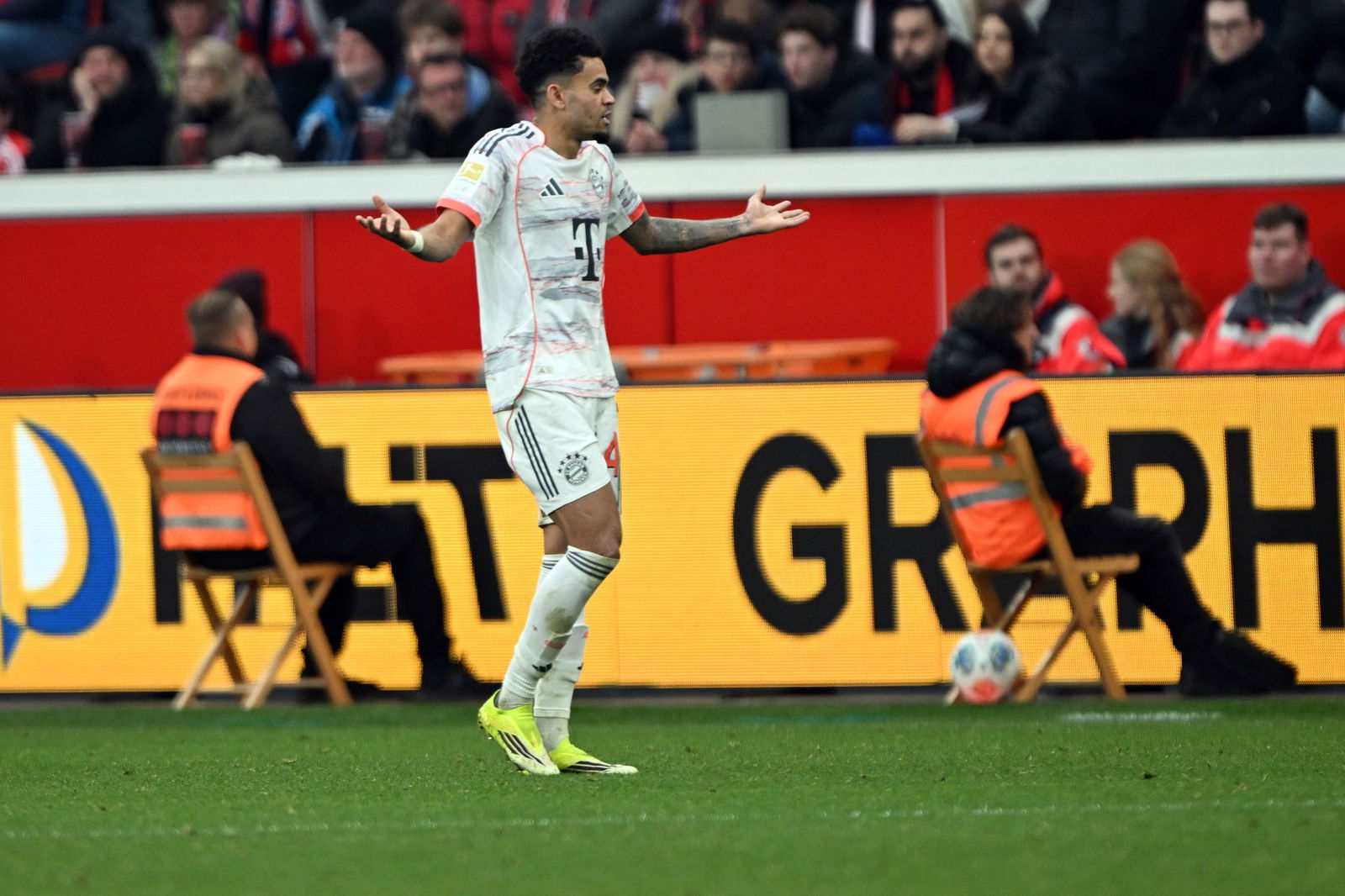 Haderte mit seinem Platzverweis: Luis Diaz.