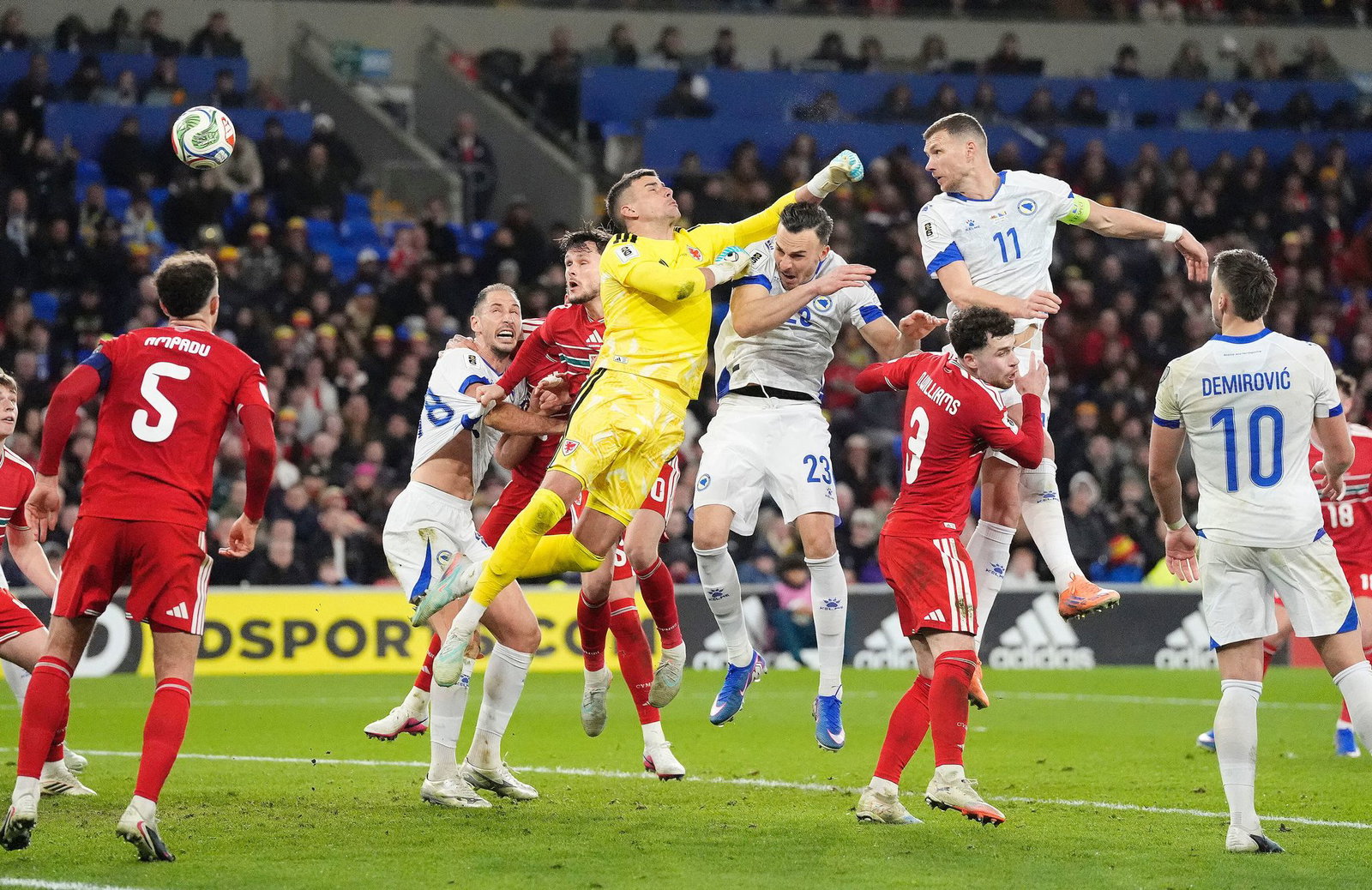 Edin Dzeko (r. oben) glich im Playoff-Halbfinale für Bosnien-Herzegowina aus. (Archivbild)