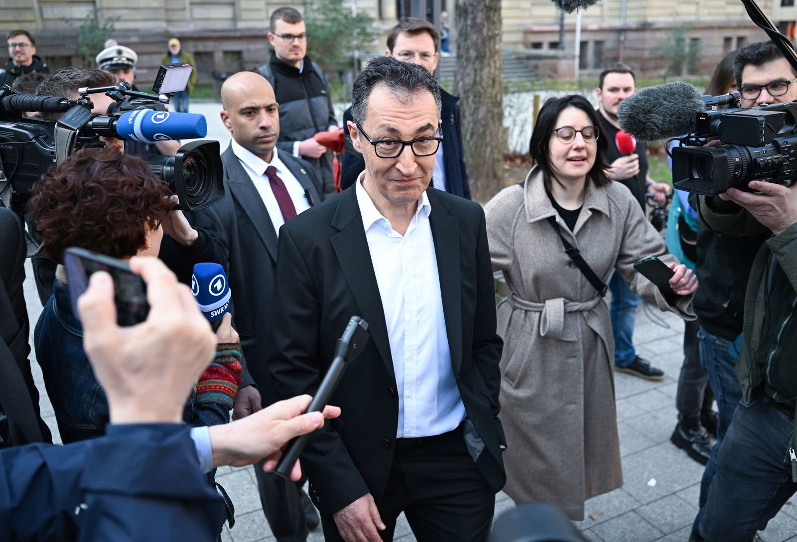 Bei der Stimmabgabe von Özdemir gibt es eine große Medienpräsenz.