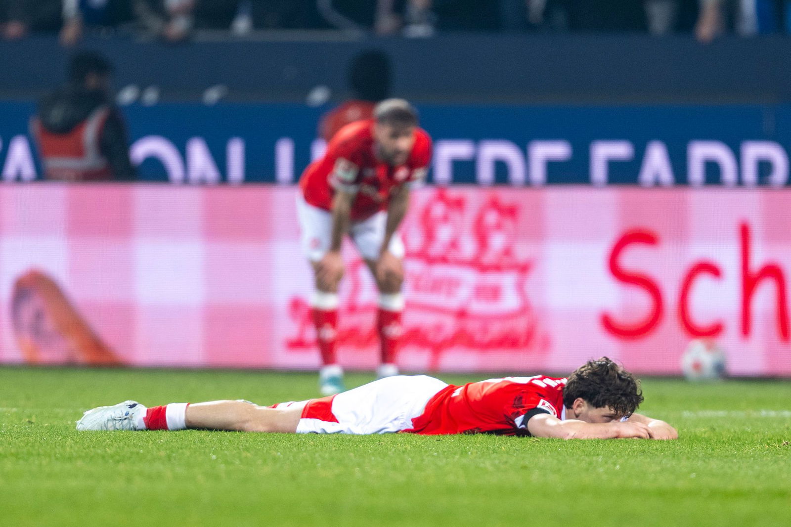 Niedergeschlagen nach der knappen Niederlage: Lauterns Leon Robinson liegt am Boden. 