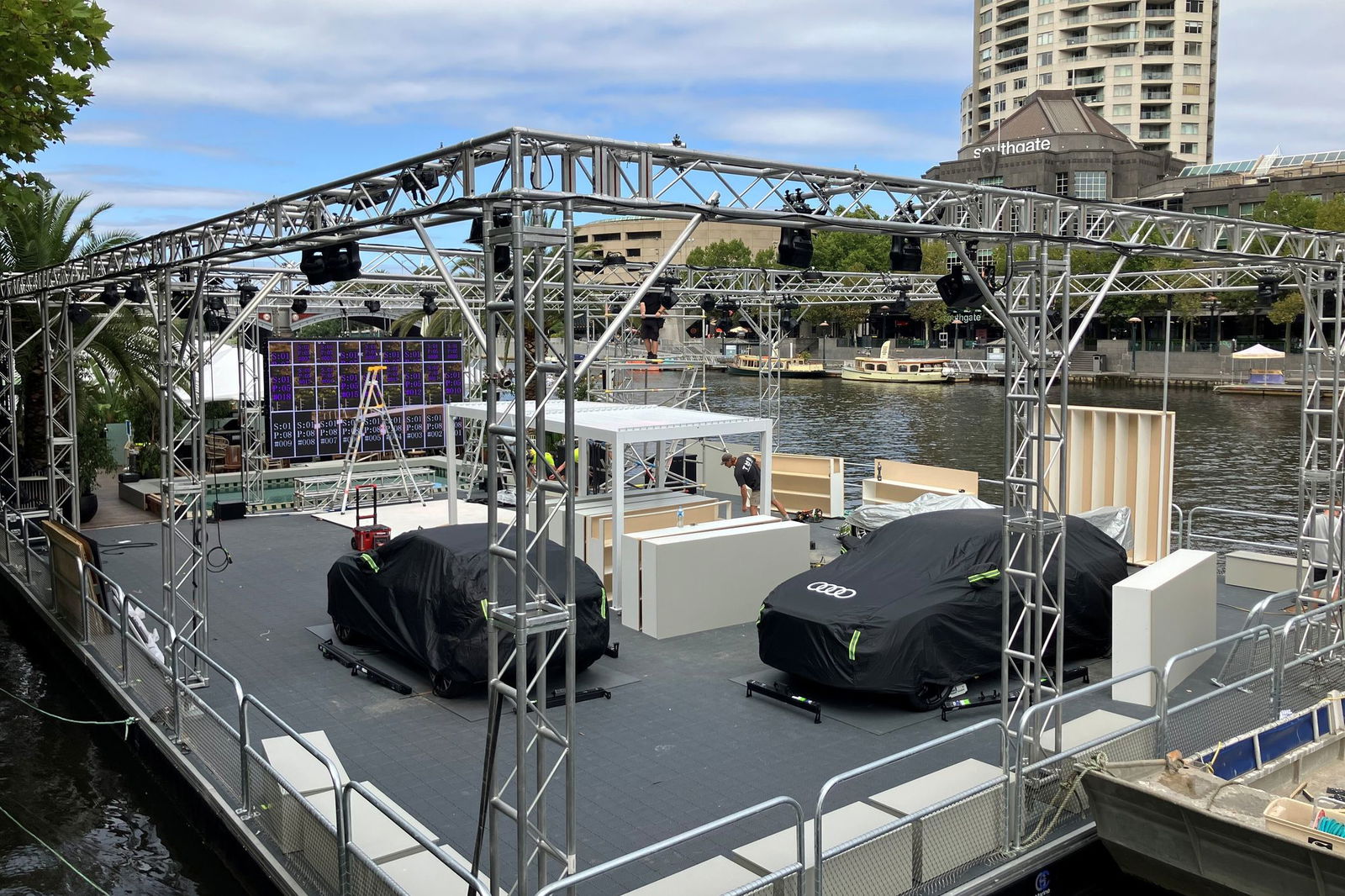 Noch gibt's nicht viel zu sehen auf dem Fan-Hauptquartier von Audi.