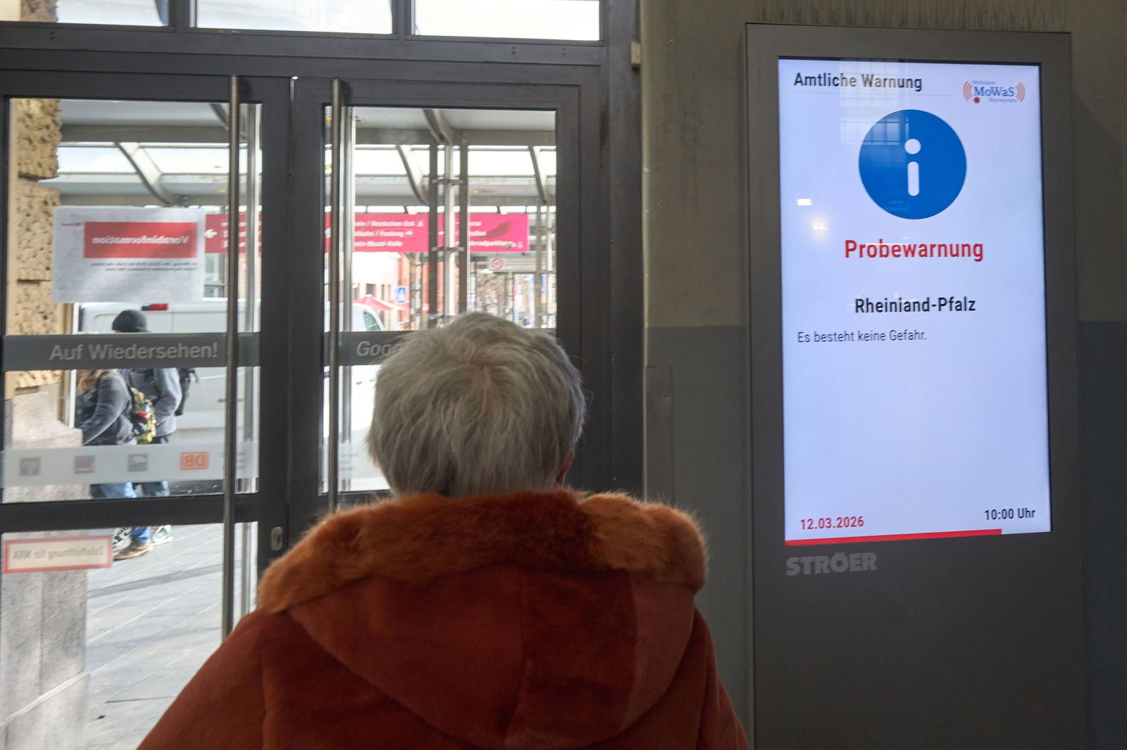 Die Warnmeldung war auch auf Bildschirmen wie hier am Koblenzer Hauptbahnhof zu sehen.