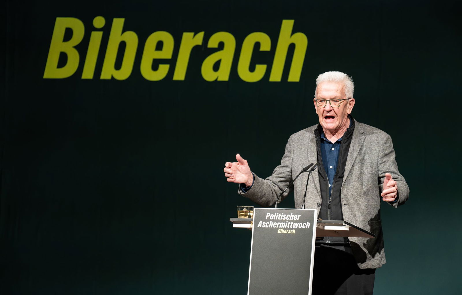 Baden-Württembergs Ministerpräsident Winfried Kretschmann (Grüne) rührt kurz vor der Wahl die Werbetrommel für Grünen-Spitzenkandidaten Cem Özdemir. (Archivbild)