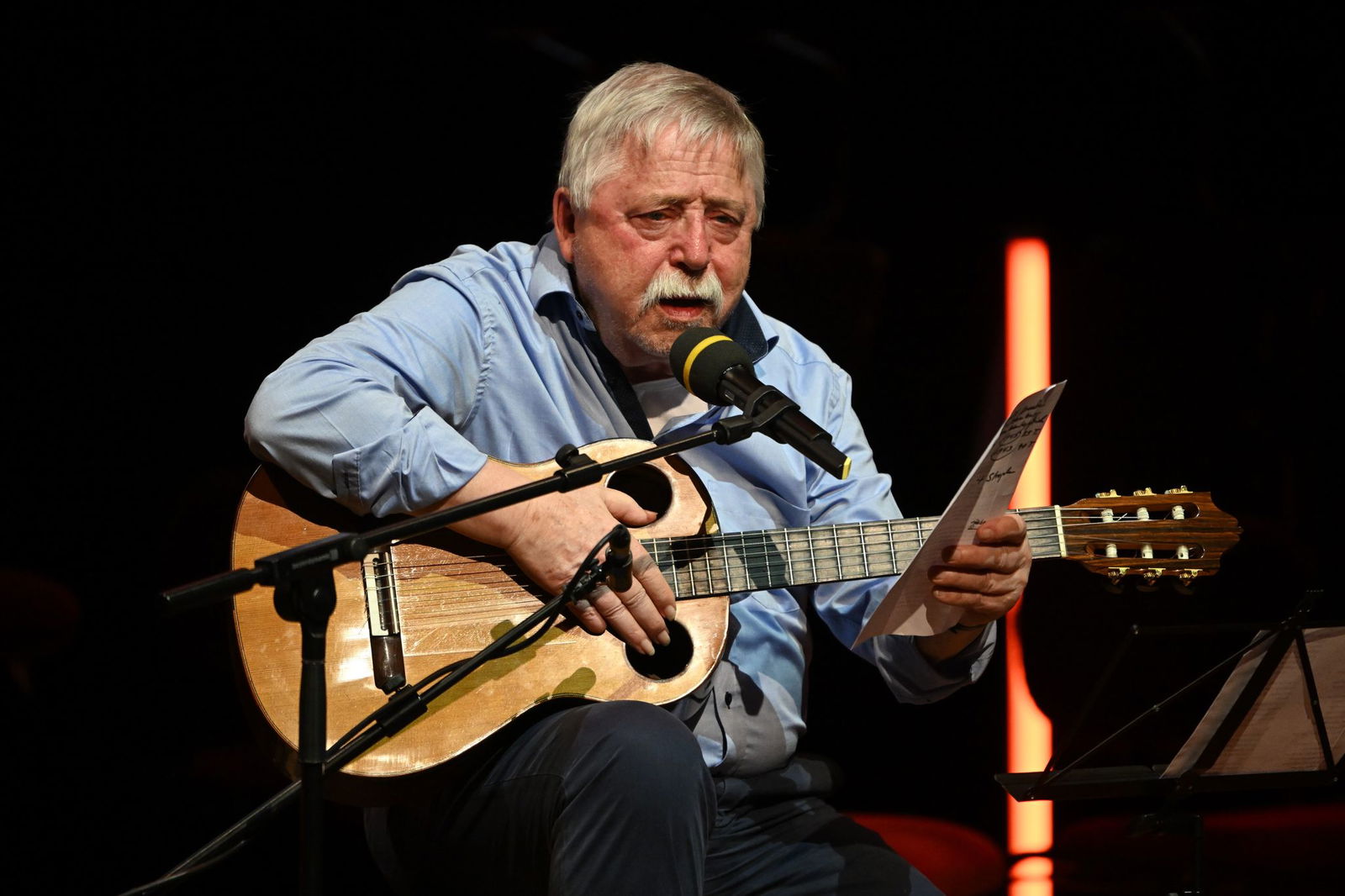 Zu seinem 90. Geburtstag plant der Liedermacher Wolf Biermann drei Festkonzerte in Köln, Hamburg und Leipzig. (Archivbild)