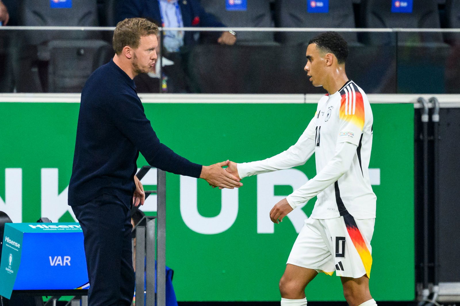 Julian Nagelsmann muss noch warten, bis er Jamal Musiala wieder im Kreis der Nationalmannschaft begrüßen kann. (Archivbild)